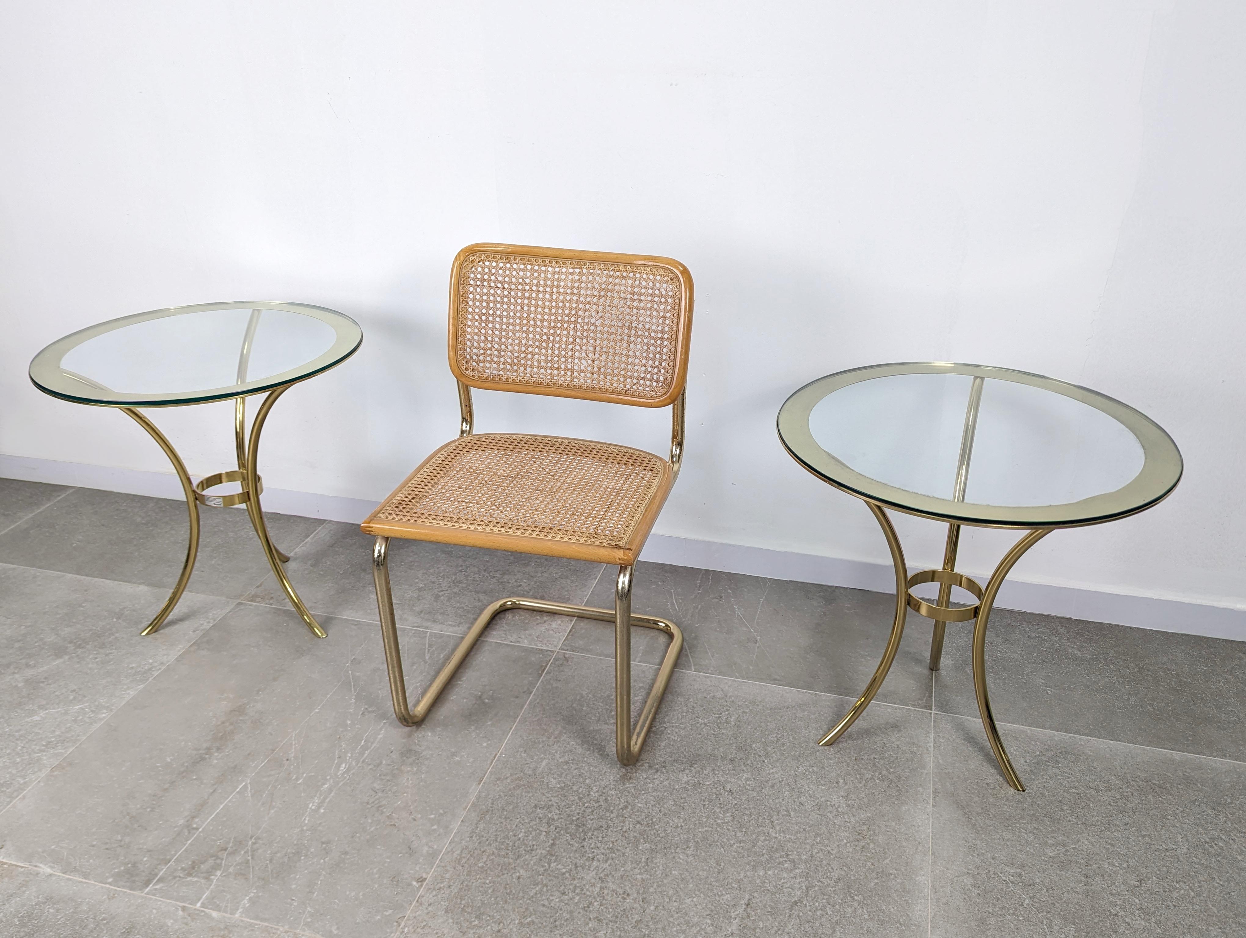 Elégante table d'appoint ronde de la luxueuse marque A.Profiles avec verre serti présentant un magnifique profil circulaire doré sur sa surface. Deux unités disponibles.