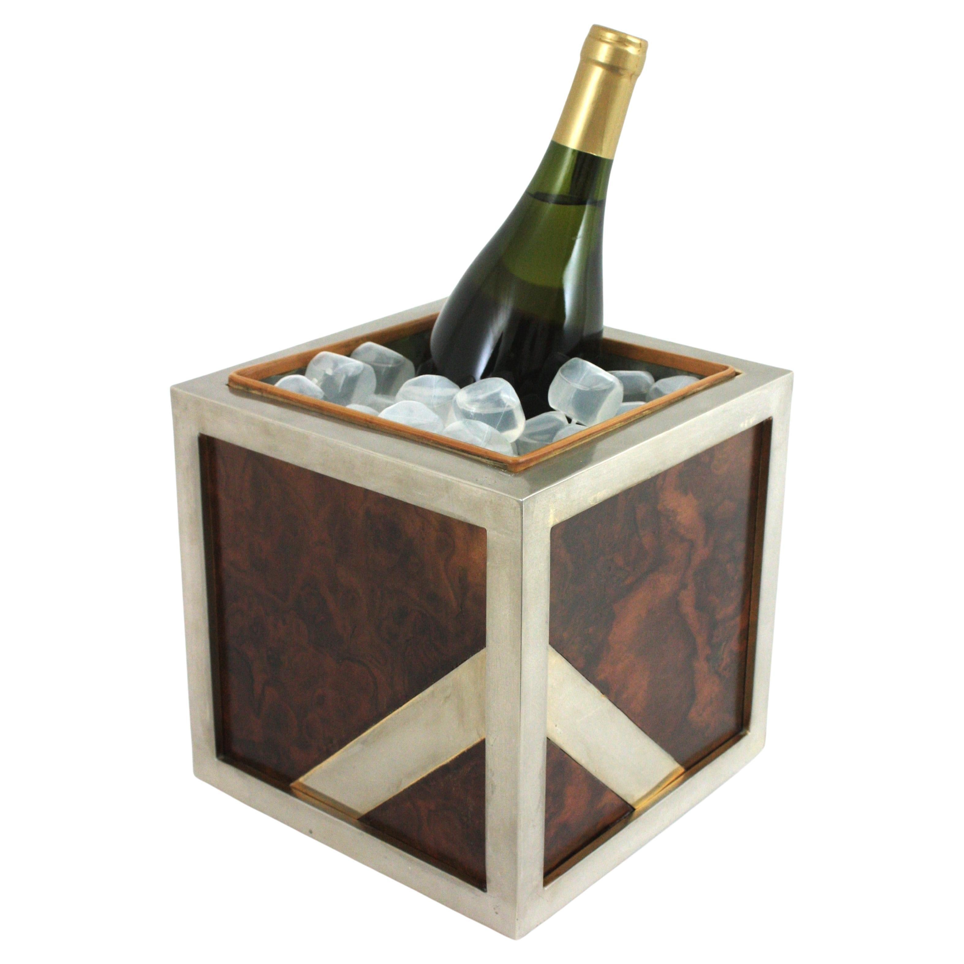 Walnut and Chrome Cube Shaped Ice Bucket / Wine Chiller,  Spain, 1970s
Attributed to Valentí.
Stylish geometric cube burl wood ice bucket with corners and details in chromed steel. 
Manufactured with walnut burl wood panels joined with chromed steel