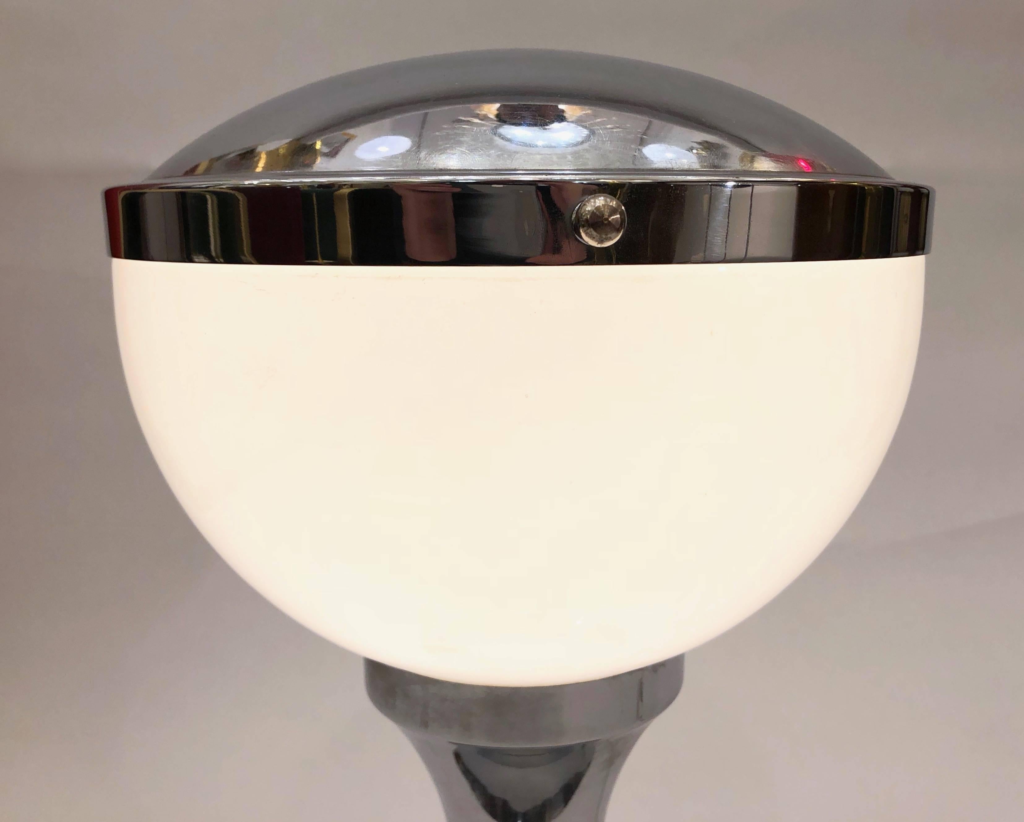 1960s Vintage Minimalist Italian Design Nickel and White Glass Desk Table Lamp In Good Condition For Sale In New York, NY
