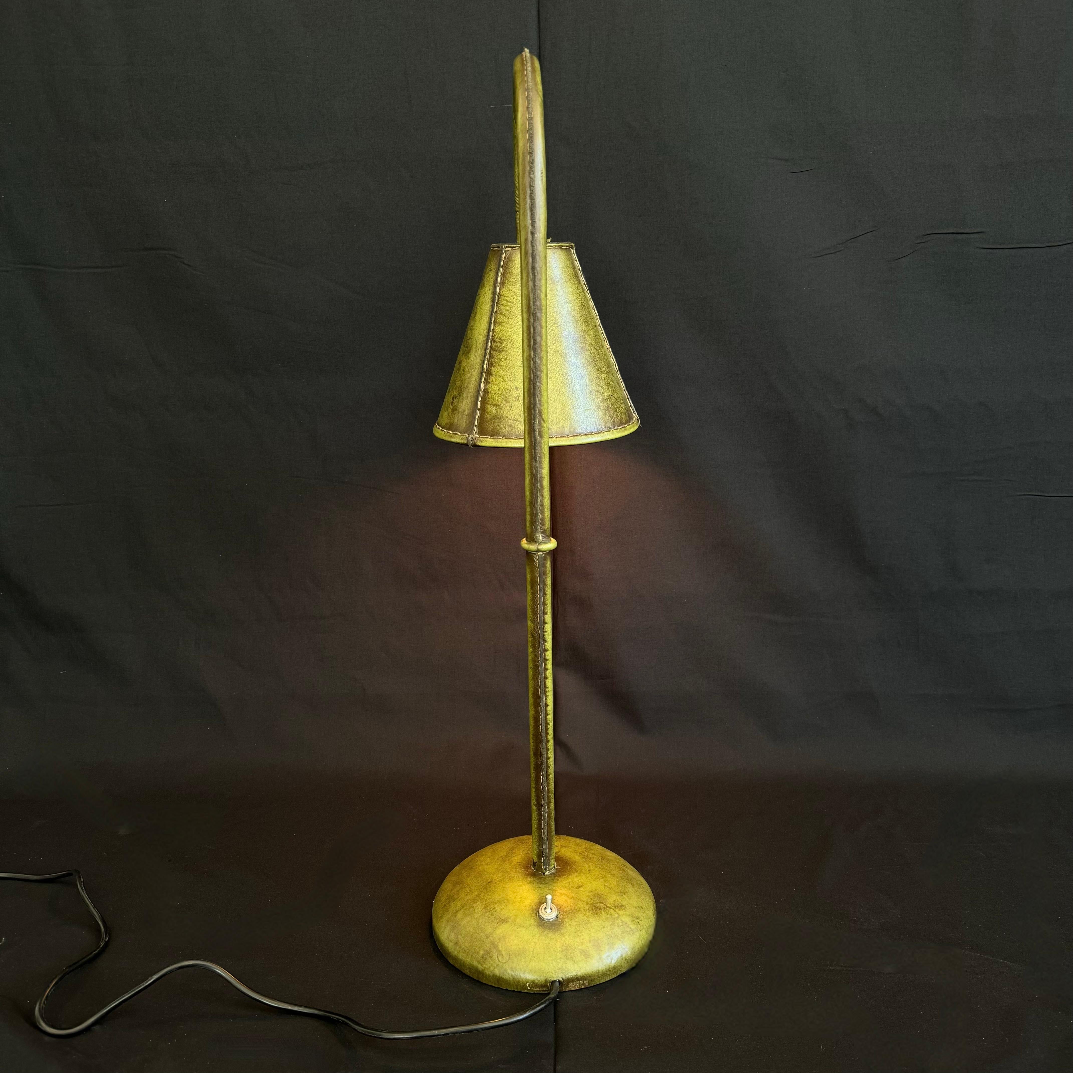 Lampe de table en cuir vert dans le style de Jacques Adnet, 1970, Espagne en vente 1