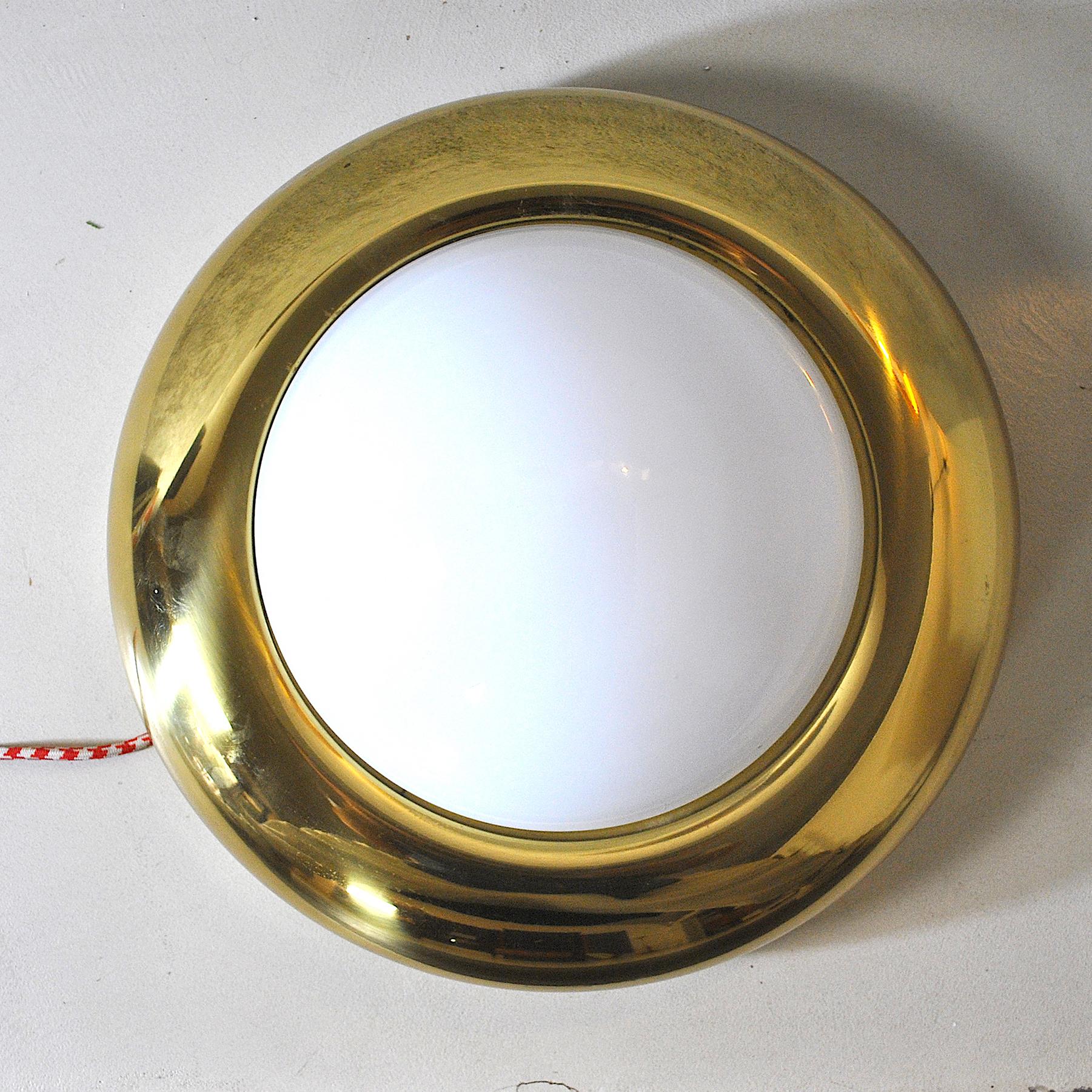 Circular wall light in brass and opaline by Valenti Luce Italian midcentury.