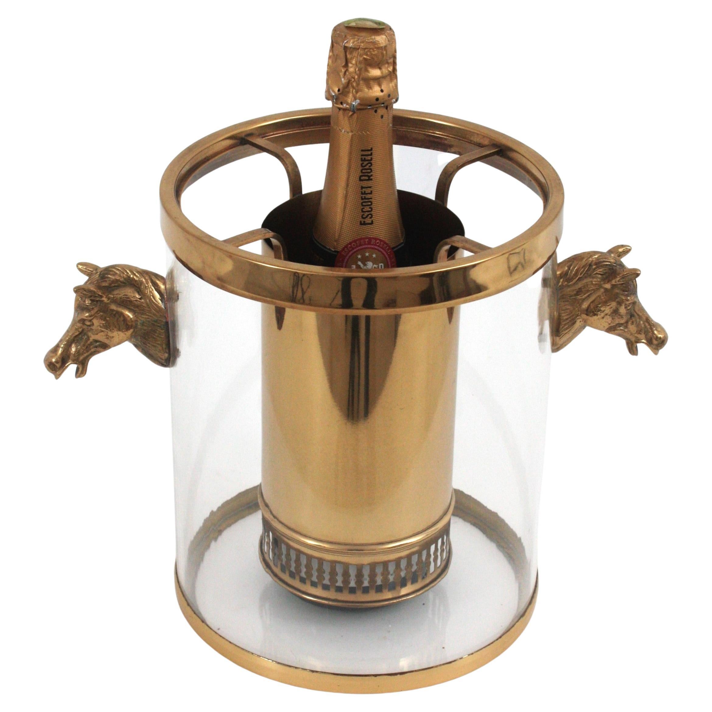 Secchiello per ghiaccio equestre in lucite e ottone con manici a testa di cavallo, Spagna, 1960-1970.
Prodotto da Valentí.
Elegante contenitore per ghiaccio e vino a forma di cilindro in stile Mid-Century Modern.
Ha uno scomparto interno in ottone