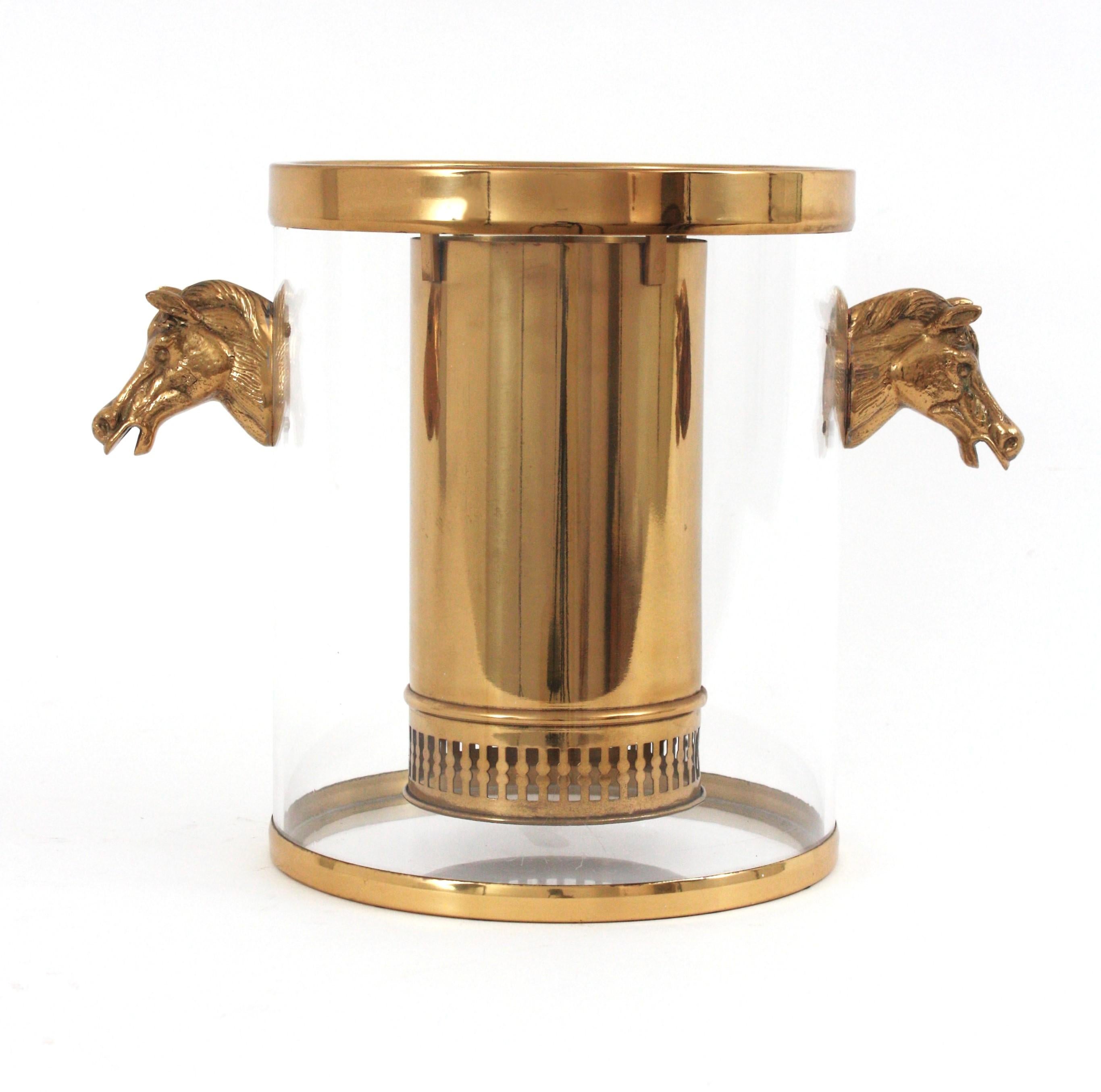 Mid-Century moderno Secchiello per il ghiaccio / Wine Cooler Valentí in lucite e ottone con manici a testa di cavallo in vendita