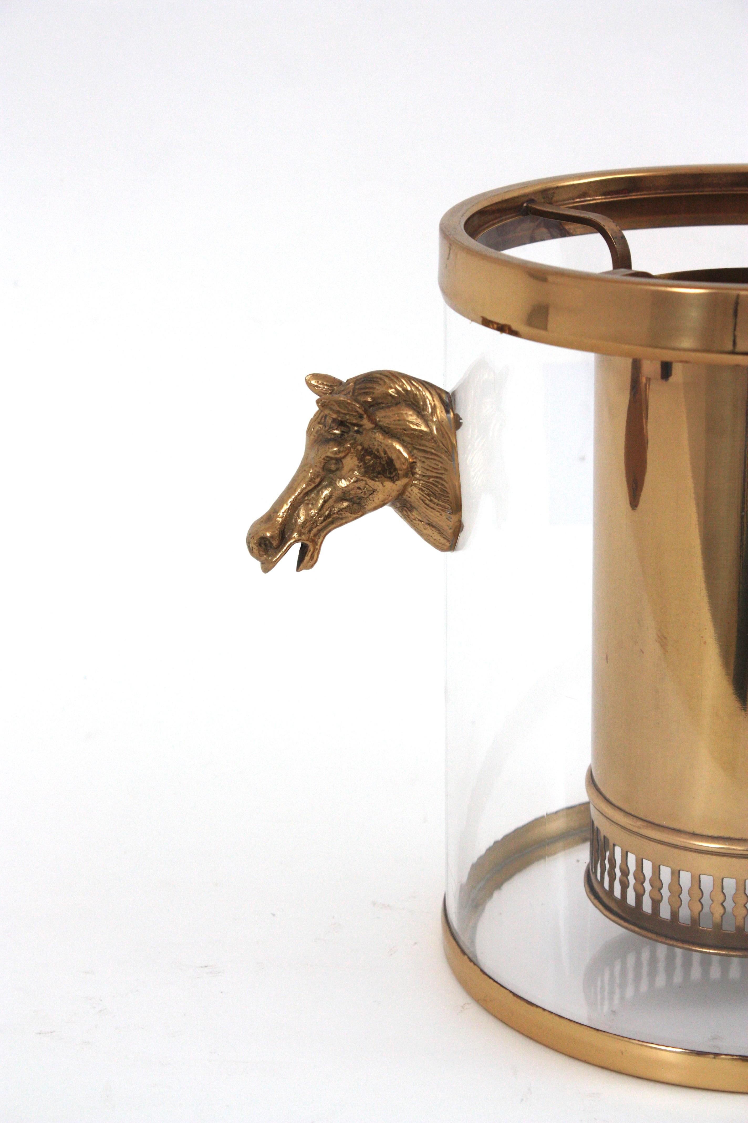 Ottone Secchiello per il ghiaccio / Wine Cooler Valentí in lucite e ottone con manici a testa di cavallo in vendita