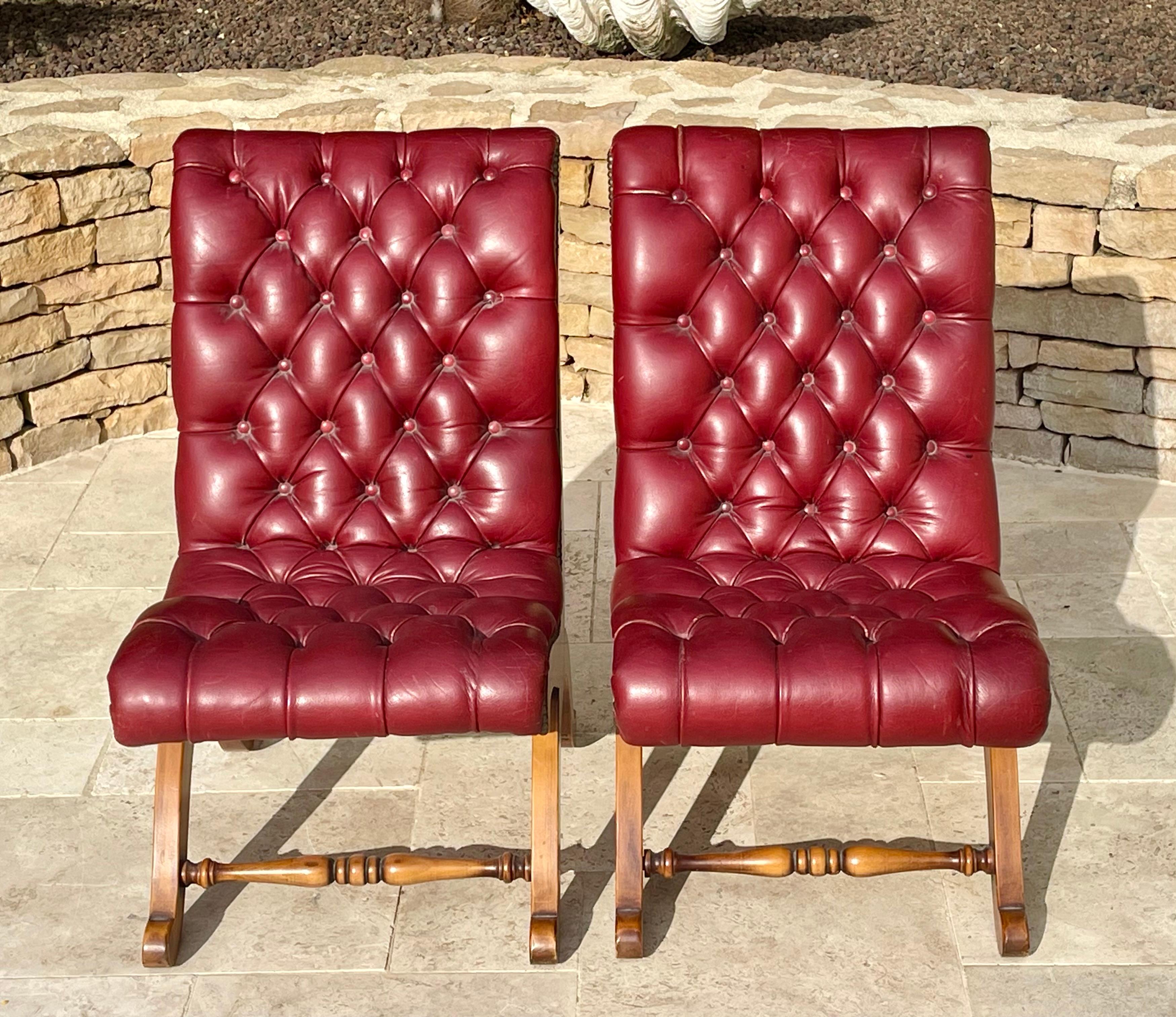 Très belle paire de chaises dites 