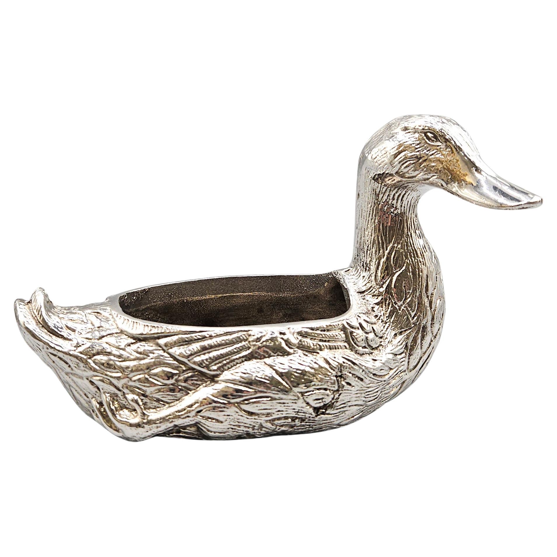 Una deliziosa vide poche in bronzo argentato, un vassoio per gioielli, un porta spille o un piatto occasionale a forma di papera, realizzato da Valenti in Spagna, C.C.

L'anatra è splendidamente modellata in bronzo con un pesante strato di