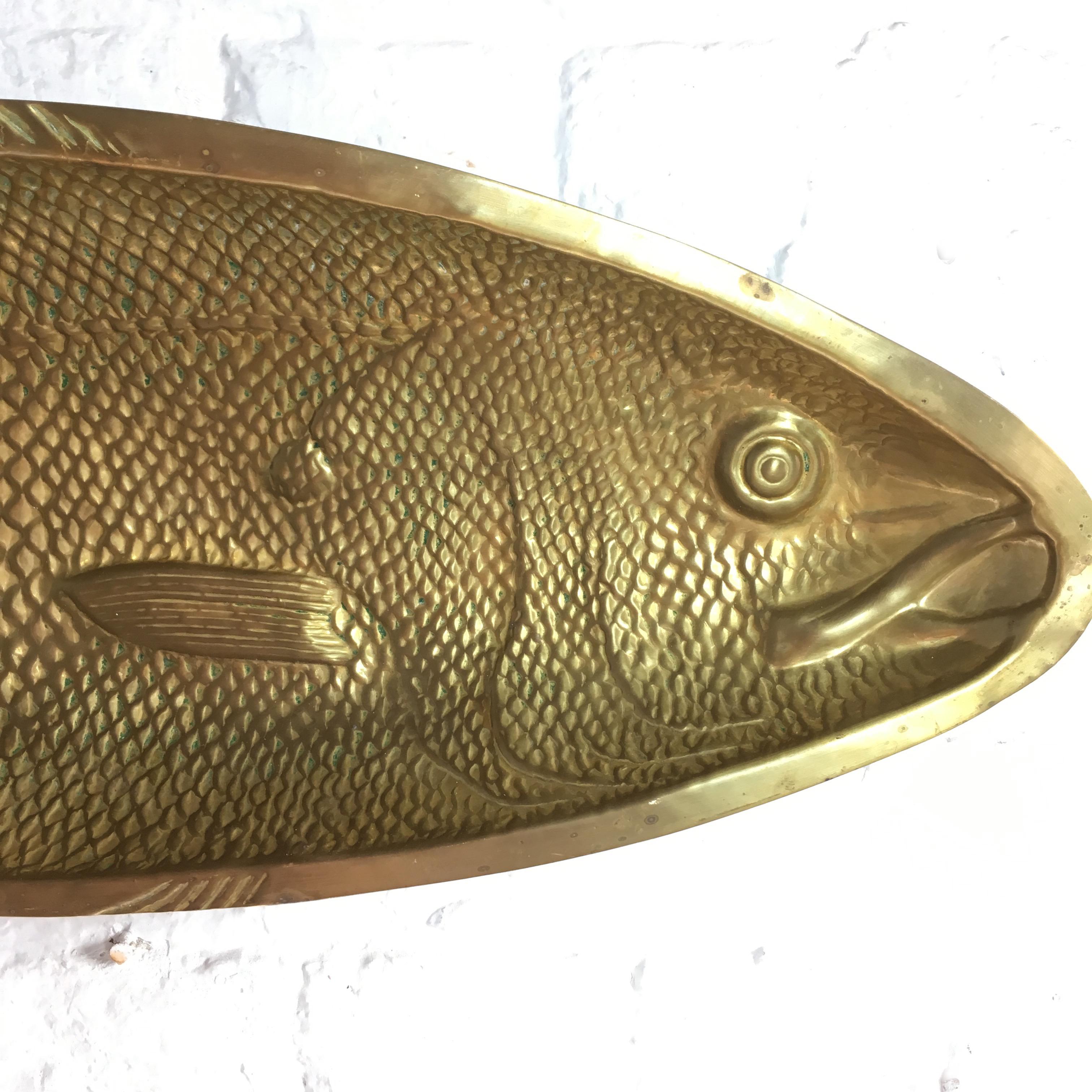 'Valenti Spain' large brass fish dish
Spain
Midcentury
This large size brass fish dish is a superb piece of midcentury design
Stamped 'Valenti, made in Spain' on the underside
There are 4 small ball feet to the underside, there is also a string