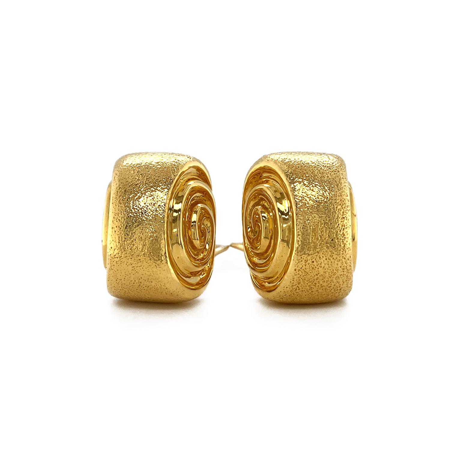 18K Yellow Gold Textured Double Swirl Clip-on Earrings In New Condition In New York, NY
