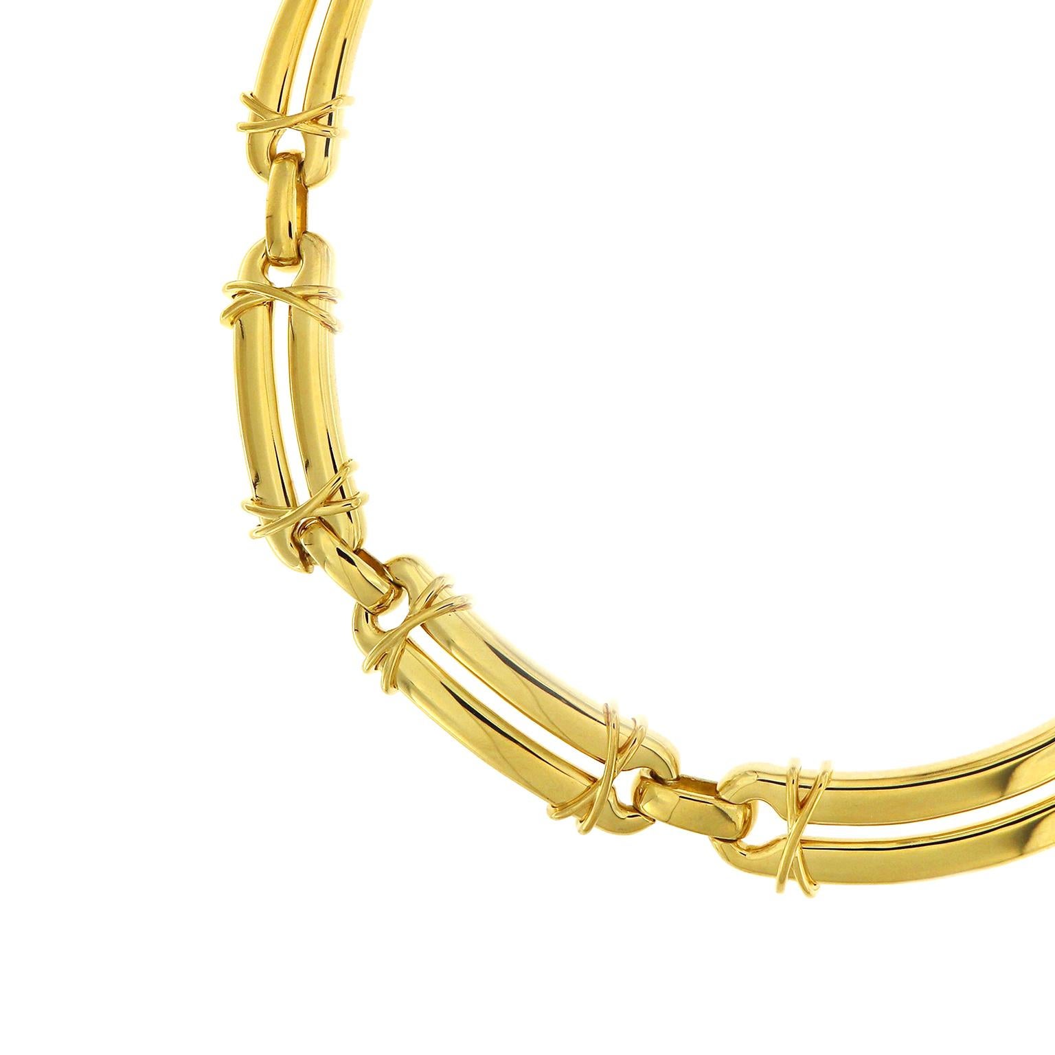 Golden radiance is the spotlight of this choker necklace. A pairing of 18k yellow gold strands forms links that connect to each other. The links are more elongated in the center and gradually become narrower towards each end of the necklace. Slender