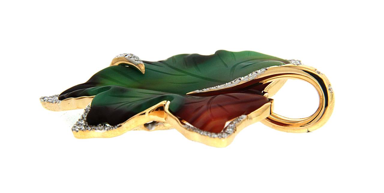 Taille brillant Pendentif feuille d'agate en or jaune 18 carats avec diamants en vente