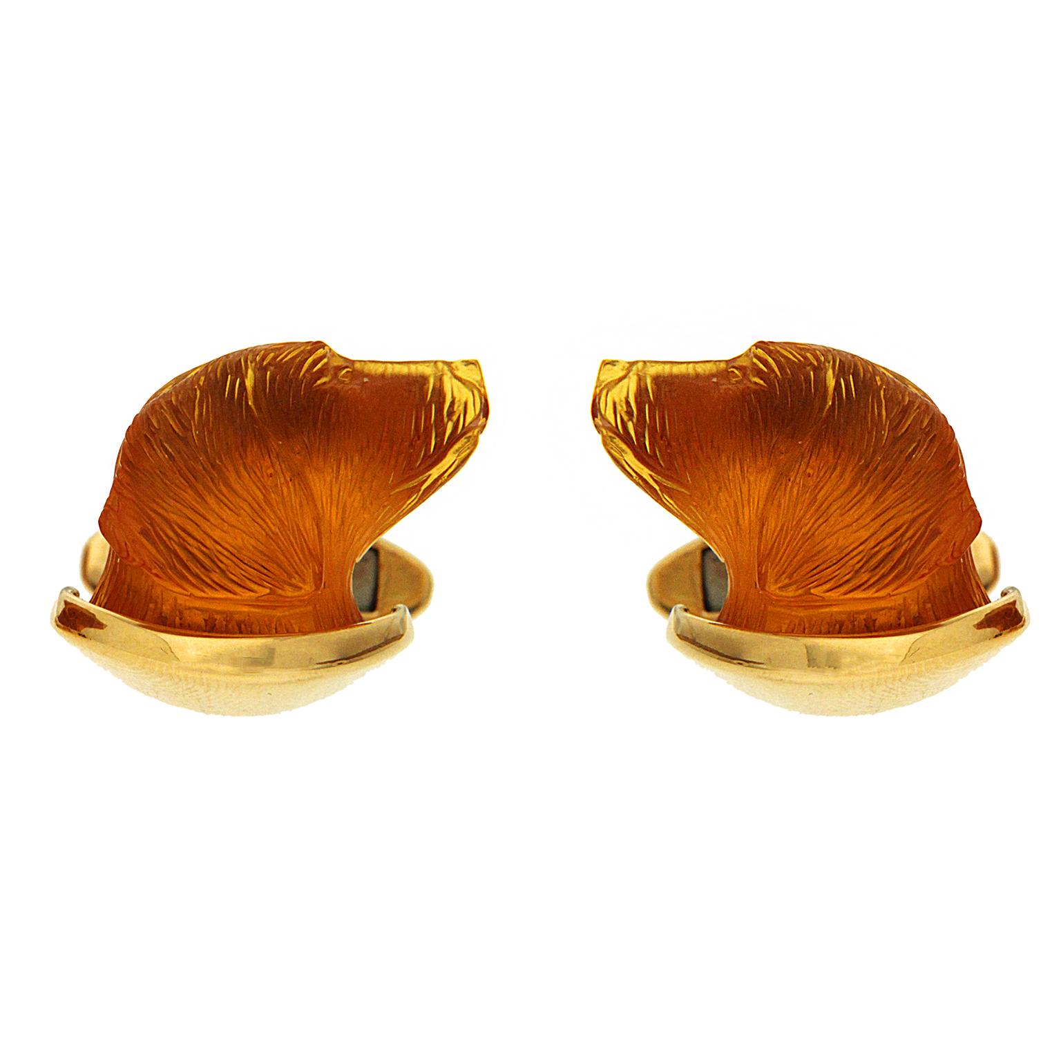 Carved amber forms the heads of Labradors and 18k yellow gold collars. The crystalline gemstone allows the light to reflect on the detailing of the fur and eyes. Toggles on the back secure the shirt to the cufflinks, which measure 0.77 inches