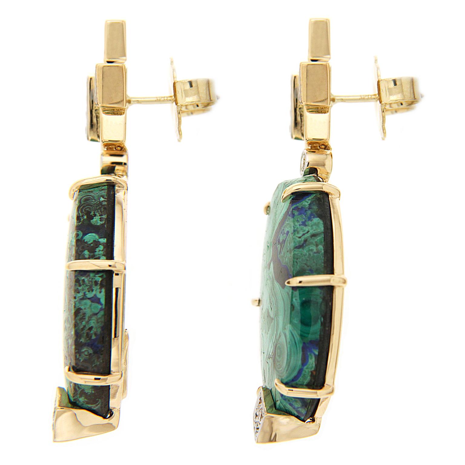 The intense blue of azurite revolves within the deep green of malachite for a breathtaking gem, contrasted by gold and diamonds. Beginning the design, four 18k yellow-gold rectangles overlap. The bottom and front rectangles are embellished with
