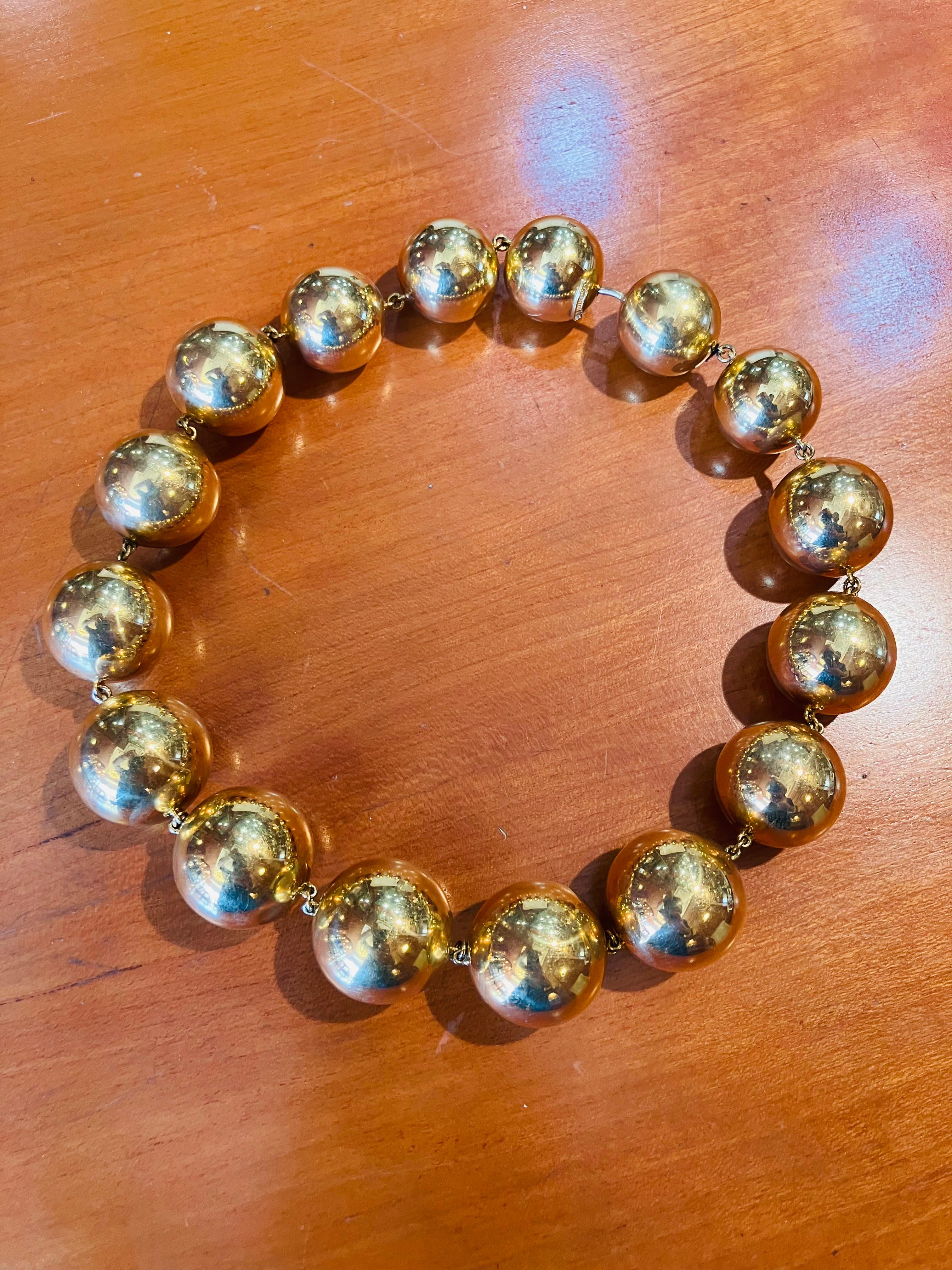 Valentin Magro, Halskette „Kugeln“ aus Gold  im Angebot