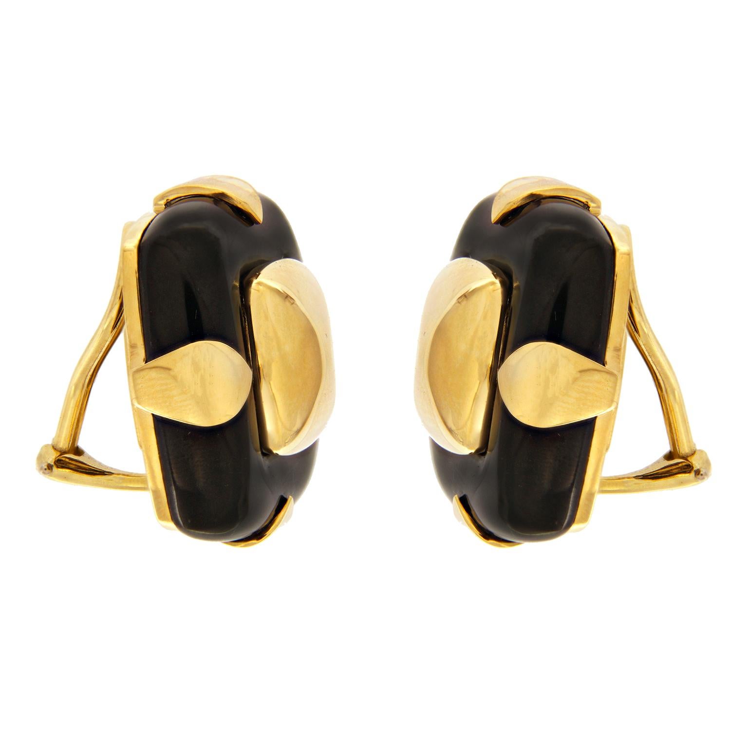 Moderne Boucles d'oreilles clips en or jaune 18K avec coussin en jade noir en vente
