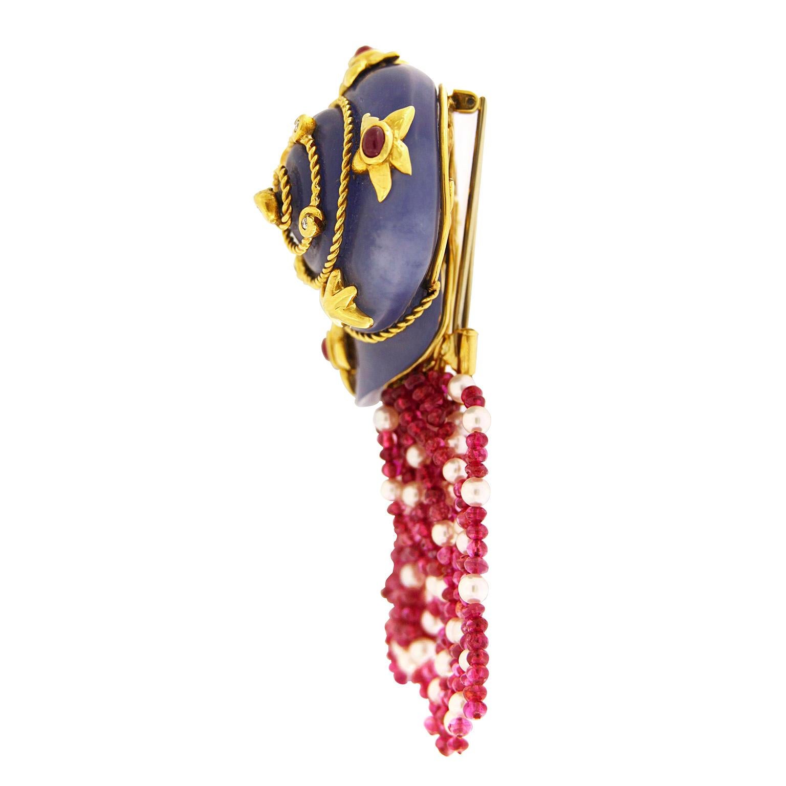 Schneckenbrosche aus 18 Karat Gelbgold mit Chalcedon, Perle Rubin Diamant im Angebot 1