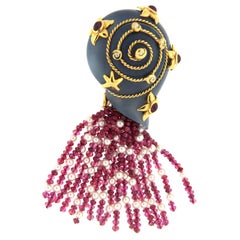 Broche escargot en calcédoine, perle, rubis et diamant en or jaune 18K