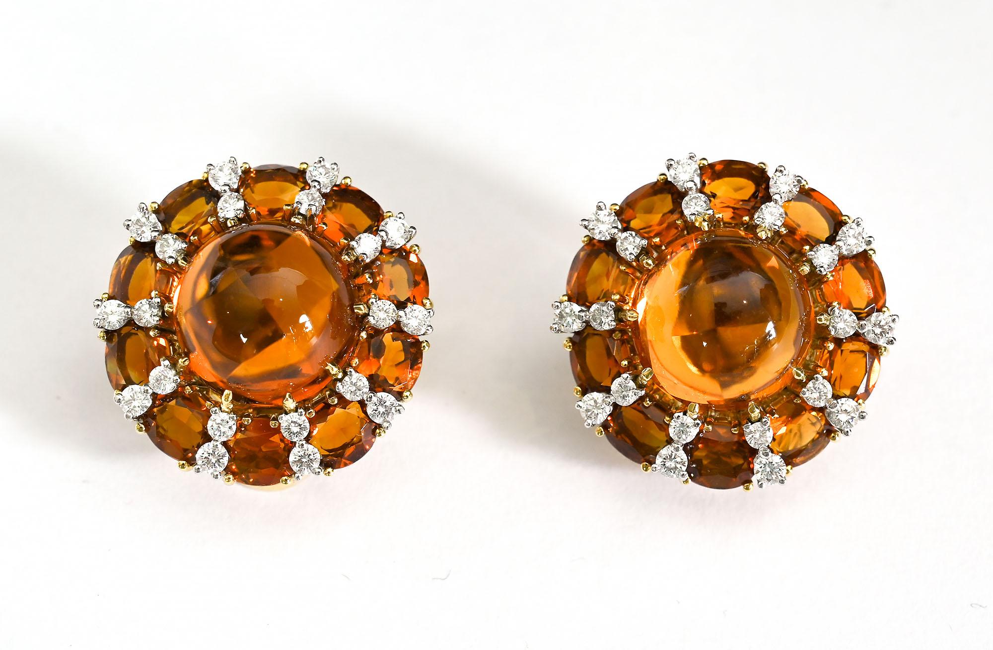 Splendidi ed eleganti orecchini con citrino e diamanti del famoso gioielliere newyorkese Valentin Magro. Gli orecchini sono centrati da un citrino cabochon di circa 13,5 mm di diametro. Sono circondati da raggi di diamanti e citrini. Gli orecchini