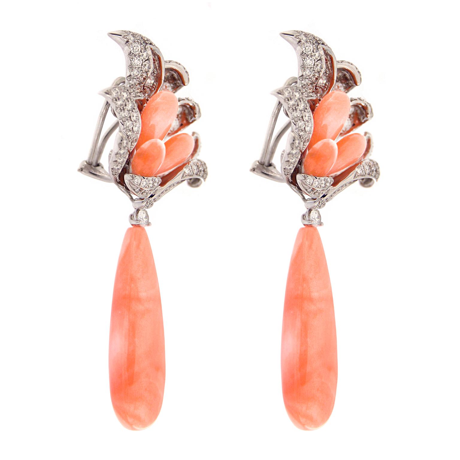 Die Valentin Magro Korallen- und Diamant-Tropfenohrringe mit Windblumen sind mit Rosa und Weiß gefüllt. Die Sockel sind aus 18 Karat Weißgold gefertigt und zu Blättern geformt. Das Edelmetall wird durch runde Diamanten im Brillantschliff belebt.
