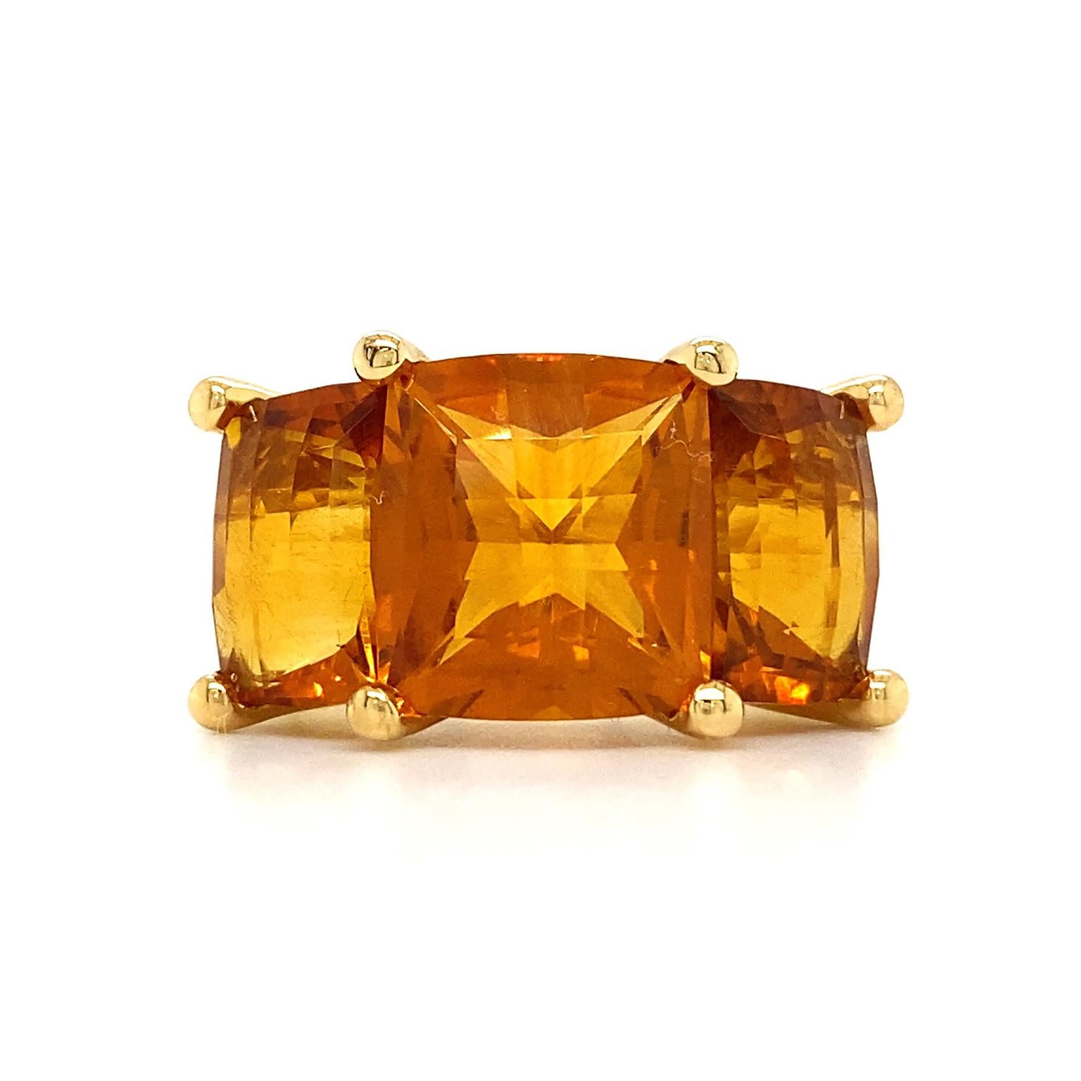 Madeira Citrin Drei Stein 18K Gelbgold Ring aus Gelbgold (Kissenschliff) im Angebot