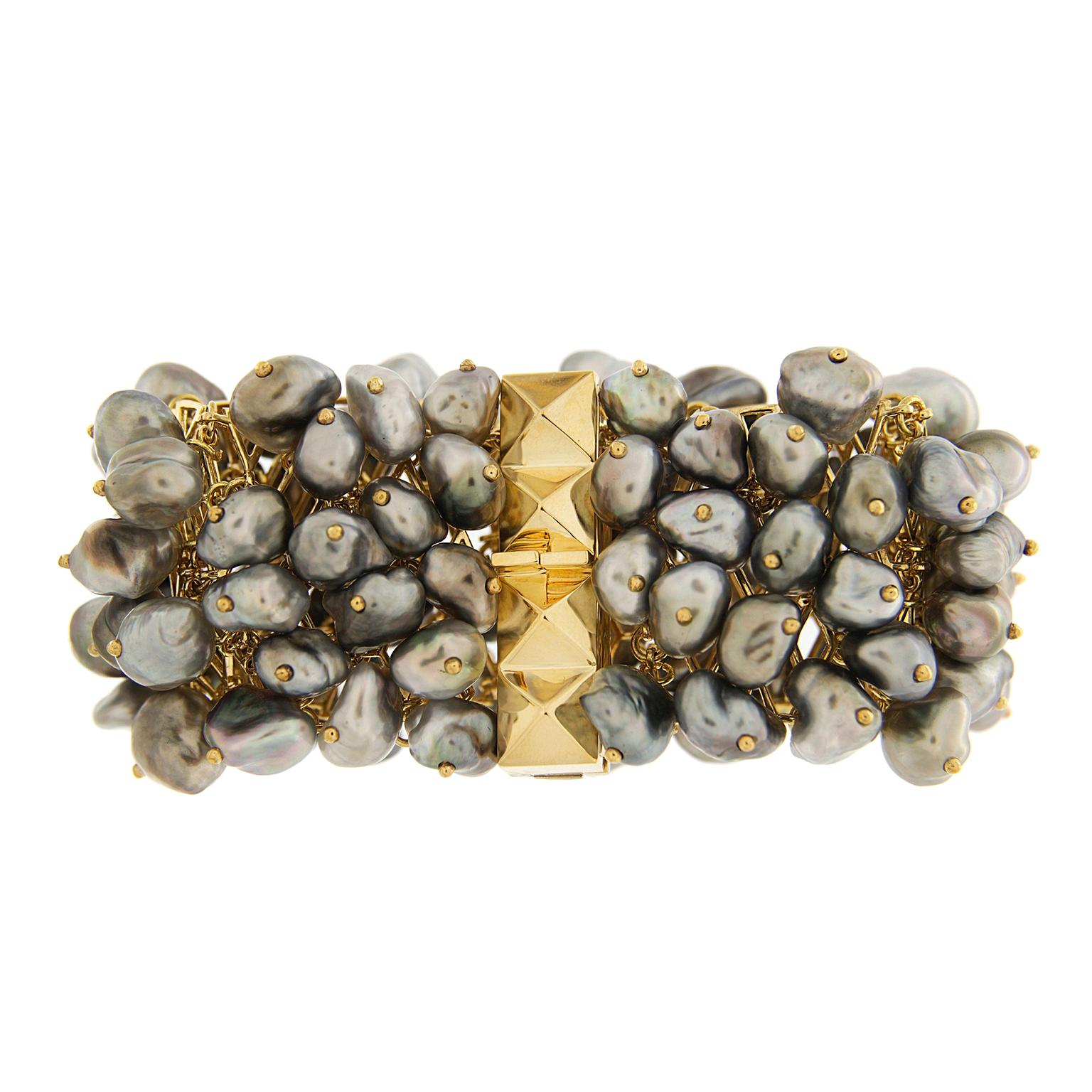 Dark pearls are the highlight of this bracelet. Beneath is an 18k yellow gold frame which supports the jewels and gives the piece its flexibility. The black keshi pearls showcase subtle variations in bodycolor and iridescent overtones. The jewels