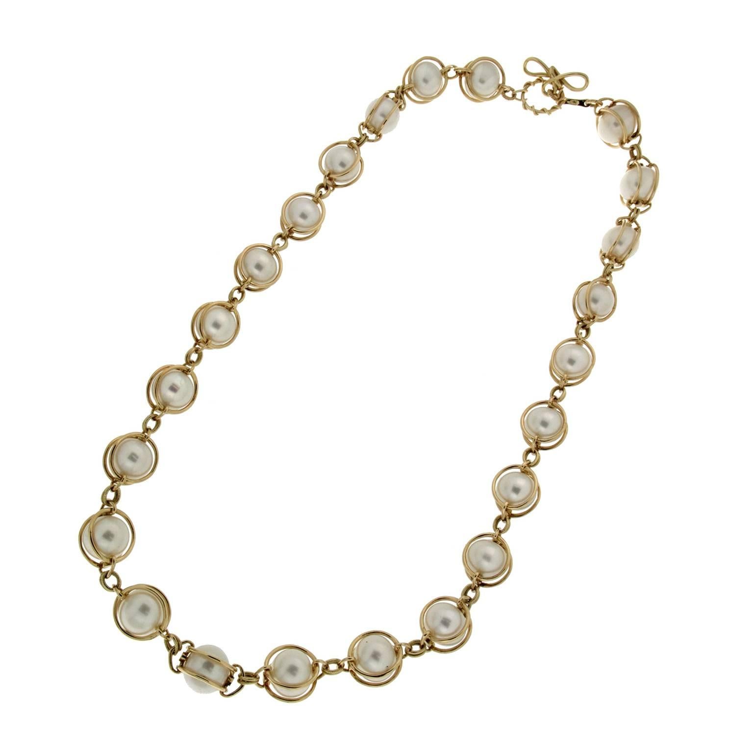 This necklace from the 'Doppio' collection features 21 smooth pearls, each pearl measures 12.5mm.  It is made in 18kt yellow gold and is finished with a Valentin Magro signature ring and toggle clasp.   Measurement detail - length 508 mm.