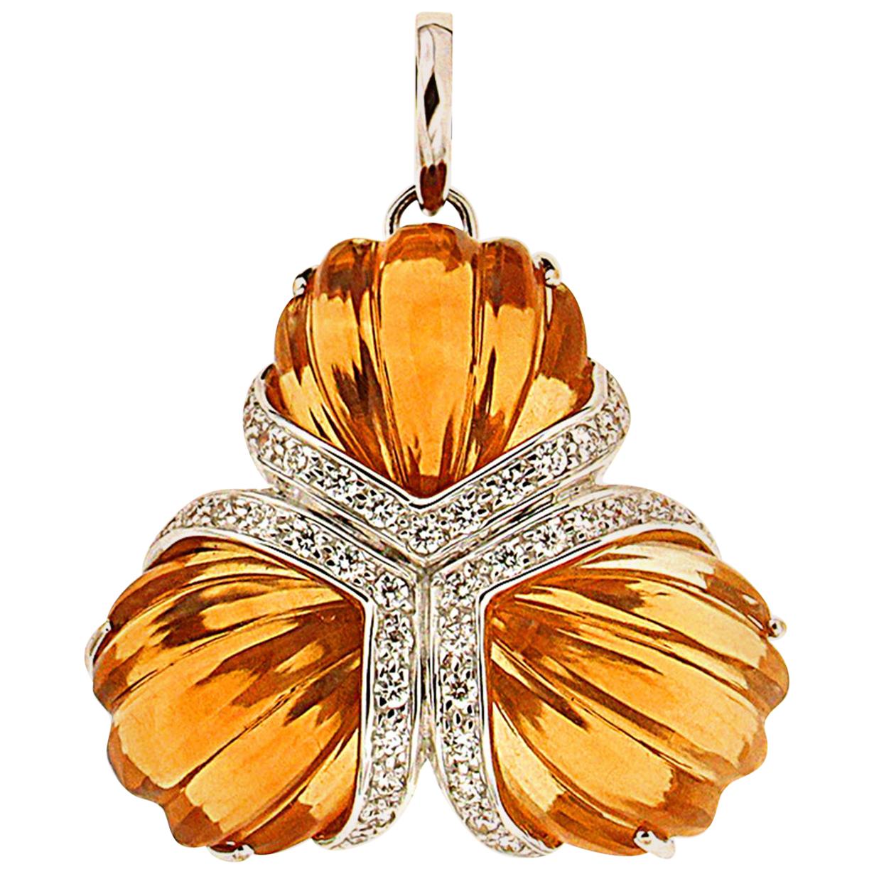 Pendentif triple éventail sculpté en or jaune 18 carats avec citrine et diamants