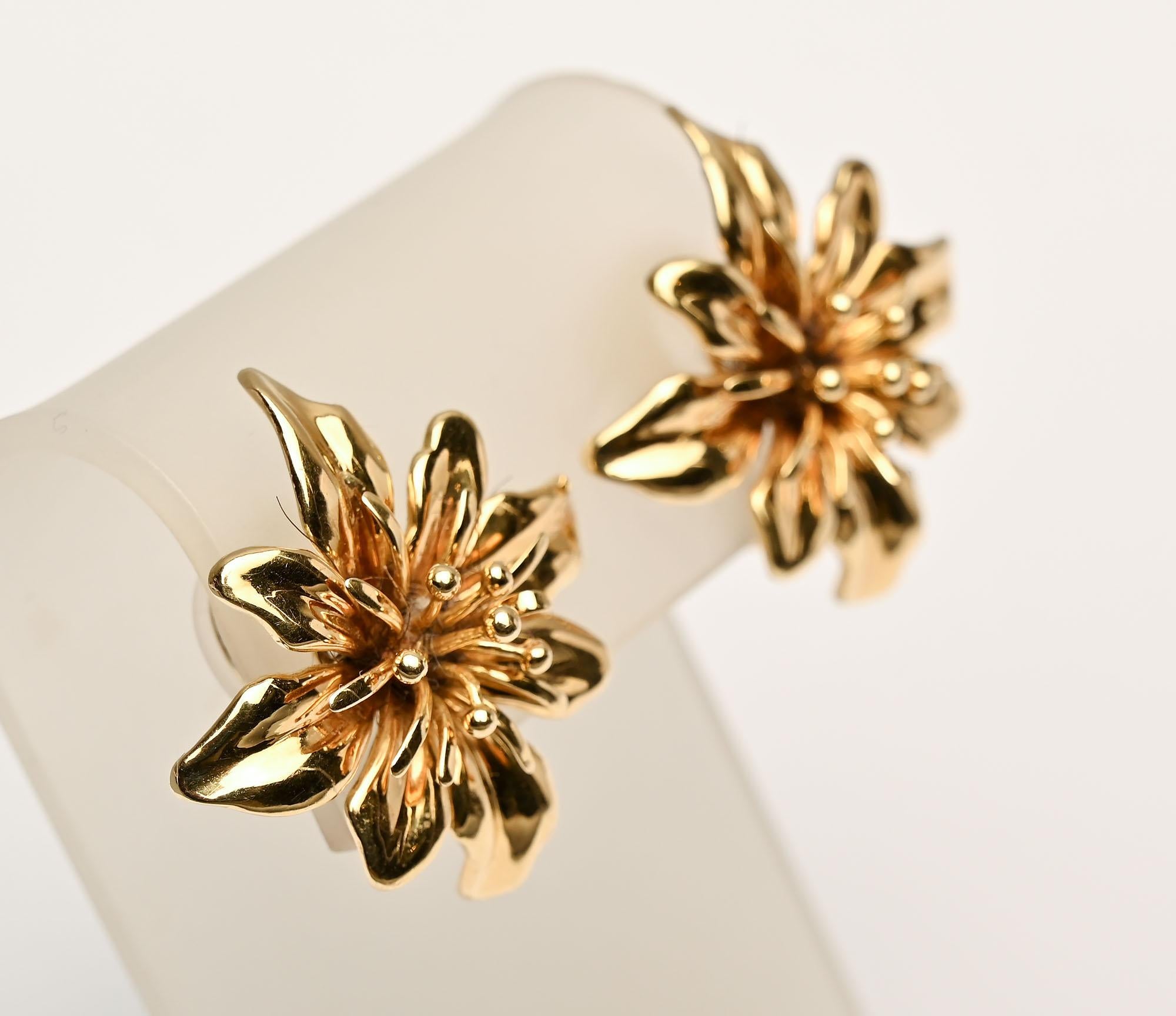 Valentin Magro Gold Flower Earrings In New Condition For Sale In Darnestown, MD