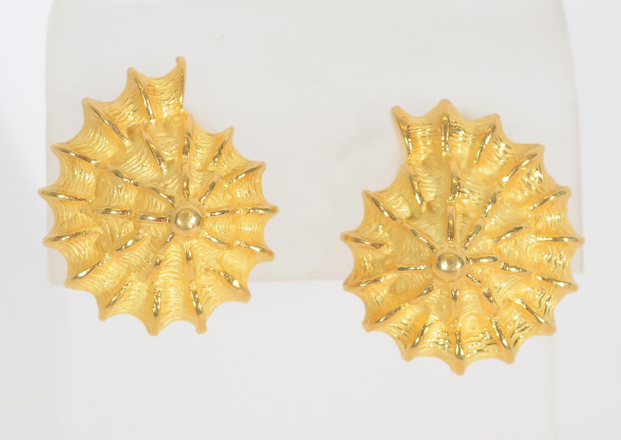 Wunderschön geformte und strukturierte Muschelohrringe von Valentin Magro. Sie sind aus 18-karätigem Gold und haben einen Stift- und einen Clipverschluss.
Sie werden immer noch produziert und von Magro für 5035 $ verkauft.
