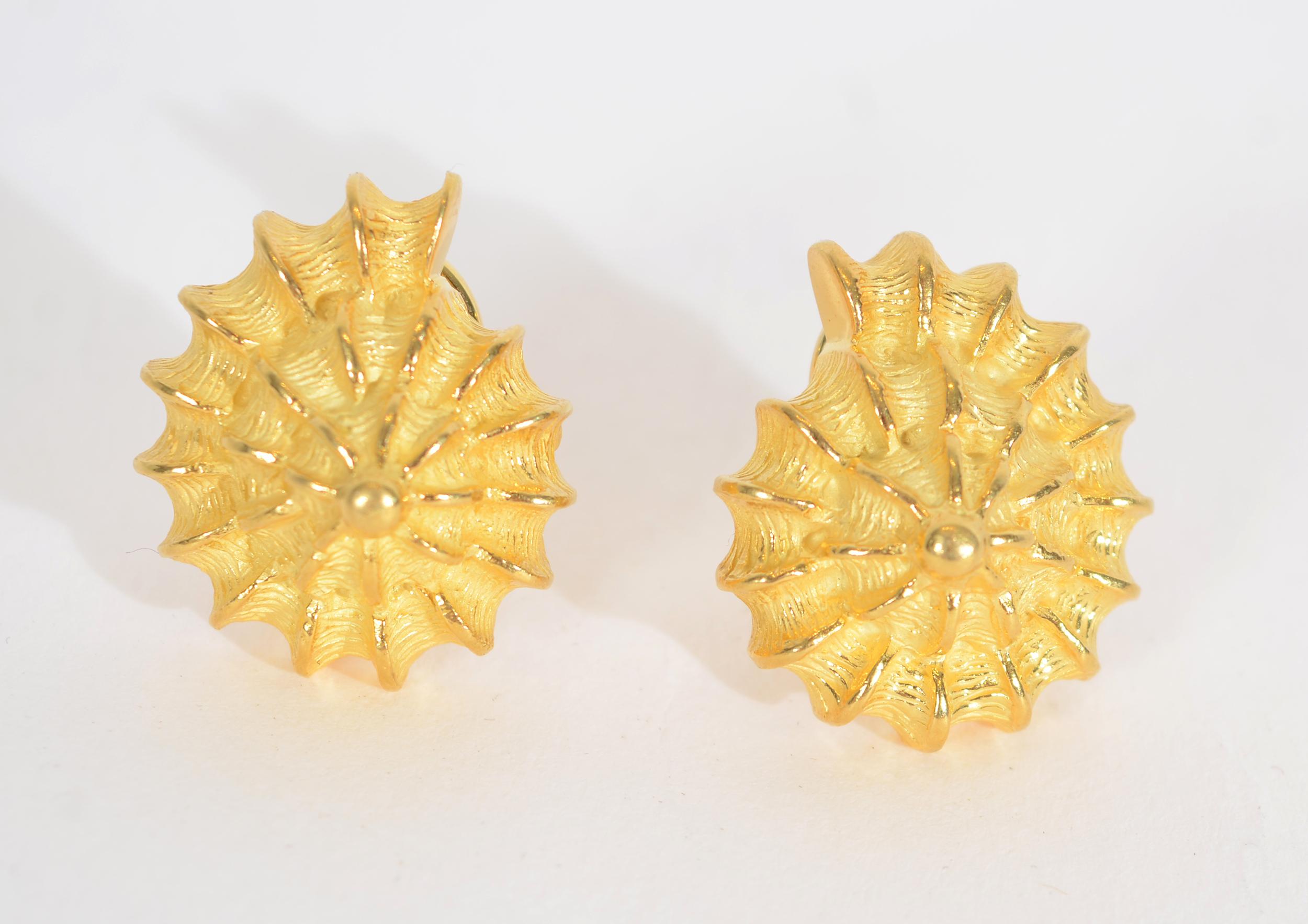 Donna Orecchini con conchiglia in oro di Valentin Magro in vendita