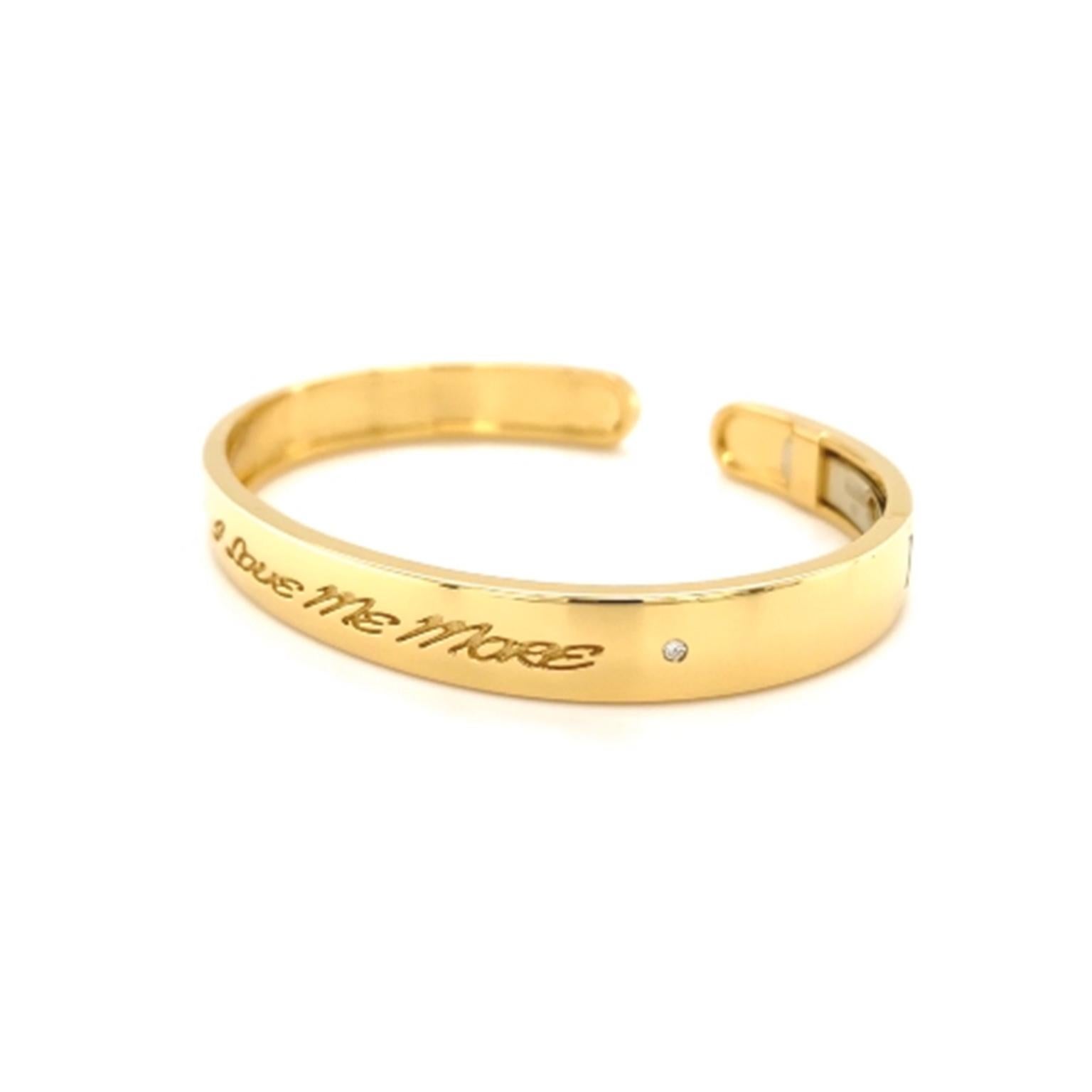 Armreif aus 18 Karat Gelbgold mit Buchstabe I Love Me More Diamanten (Rundschliff) im Angebot