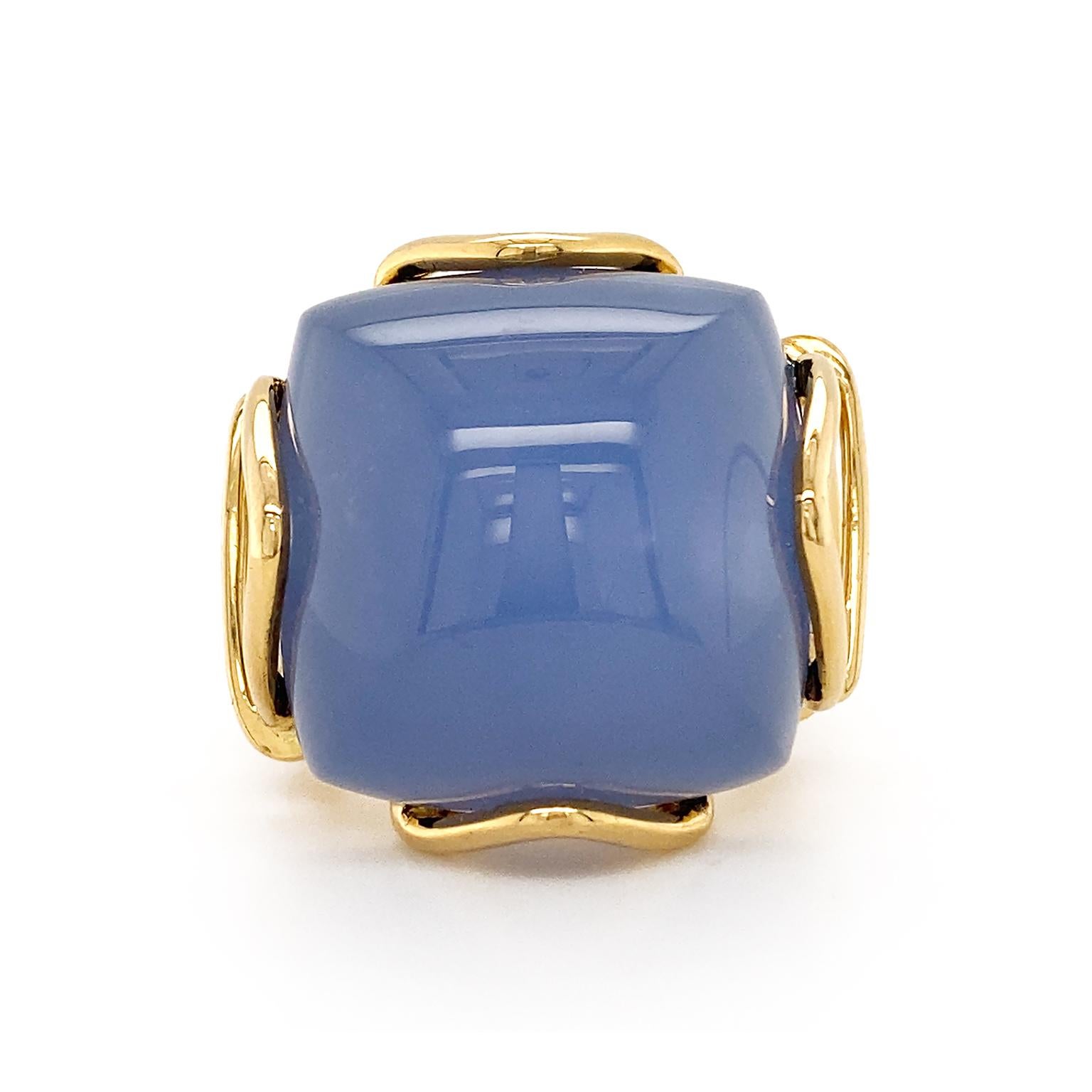 Cushion Cabochon Chalcedony 18K Yellow Gold Ring In New Condition For Sale In New York, NY