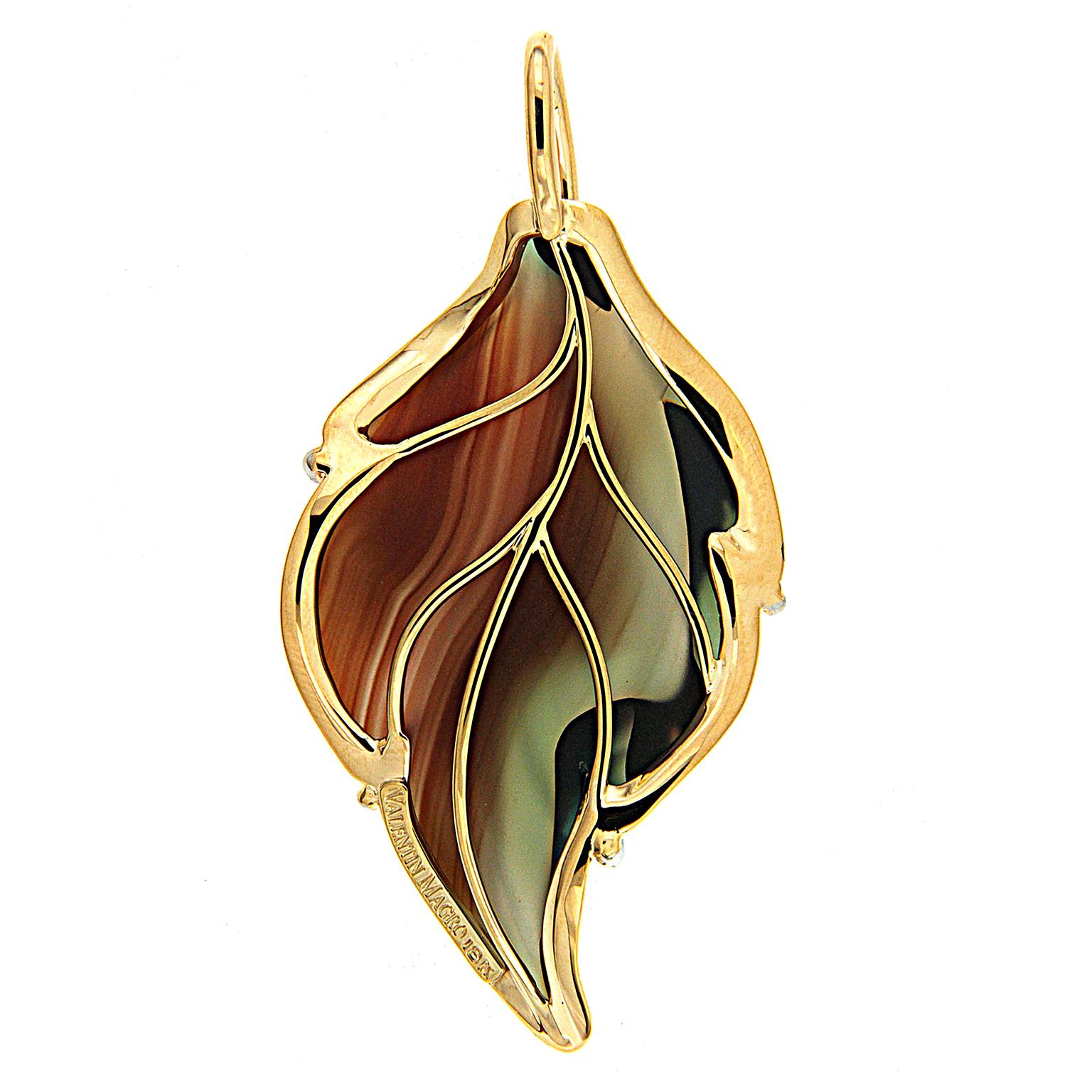 Long Agate Leaf Diamond 18K Yellow Gold Pendant In New Condition For Sale In New York, NY