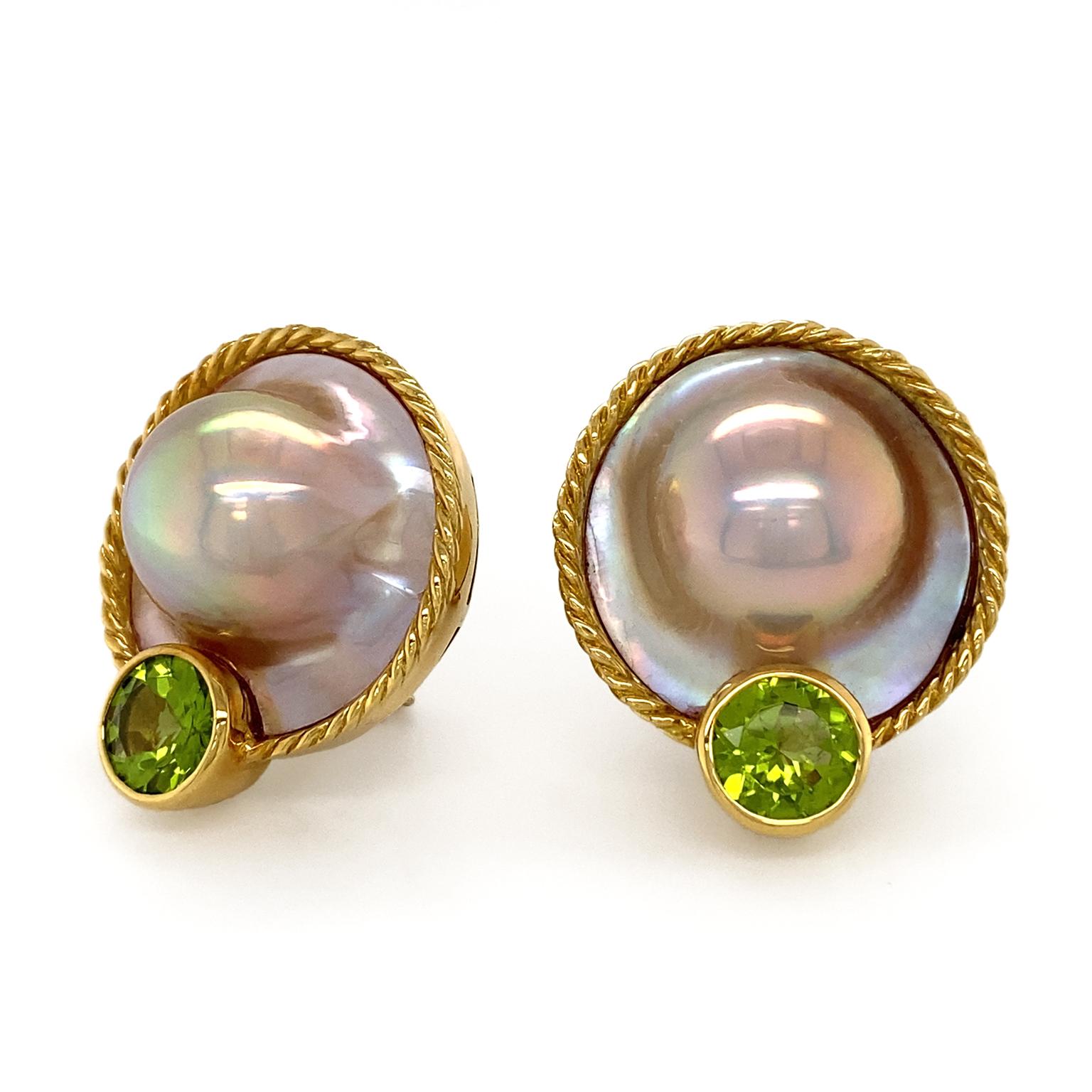 These earrings focus on the prismatic glow of the Mabe pearl, a jewel that grew against its shell in the water. A slender braid of 18k yellow gold encloses the pearl and a round peridot sits at the bottom of the frame to accentuate the purple and