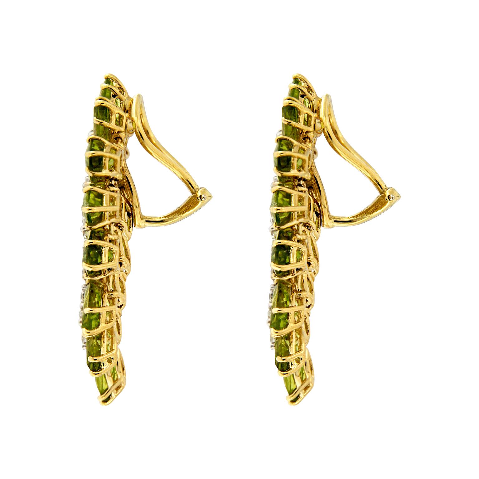 Moderne Boucles d'oreilles en or jaune 18 carats à motif de feuilles de péridot et de diamants en vente