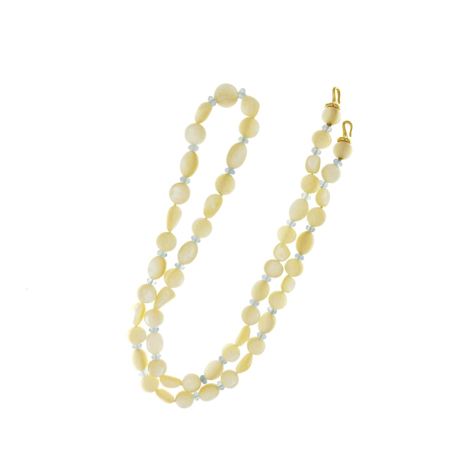 Taille ovale  Collier en or jaune 18K avec perles de nacre et aigue-marine en vente