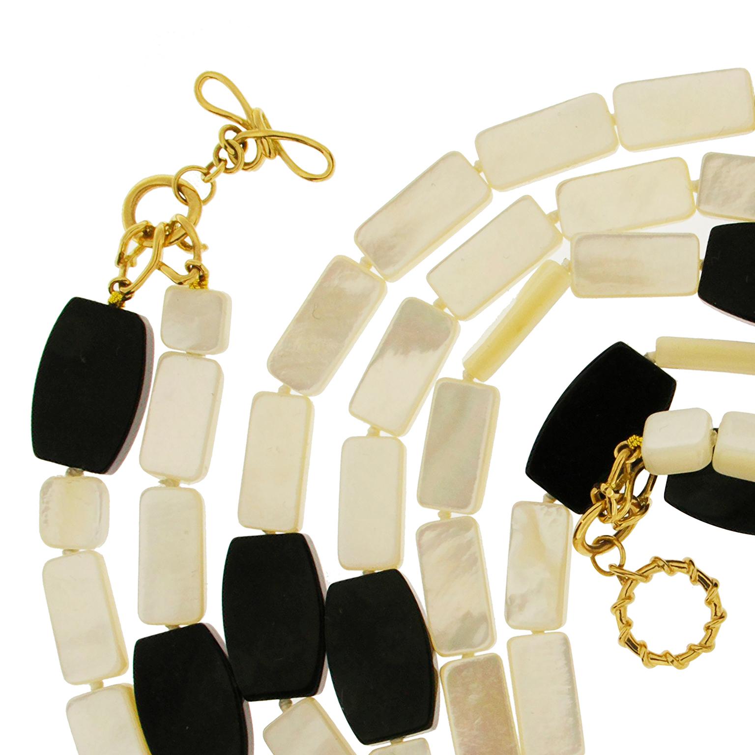 Mother of Pearl and Onyx 18K Yellow Gold Necklace In New Condition For Sale In New York, NY