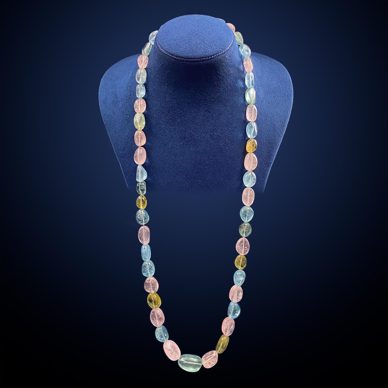 Eine pastellfarbene Verschmelzung von Kunzit, Aquamarin und gelbem Beryll macht diese Halskette aus. 50 Perlen aus diesen Edelsteinen sind in verschiedenen Formen geschliffen und setzen ein einzigartiges Statement. Ein 18k Gelbgold Knoten und