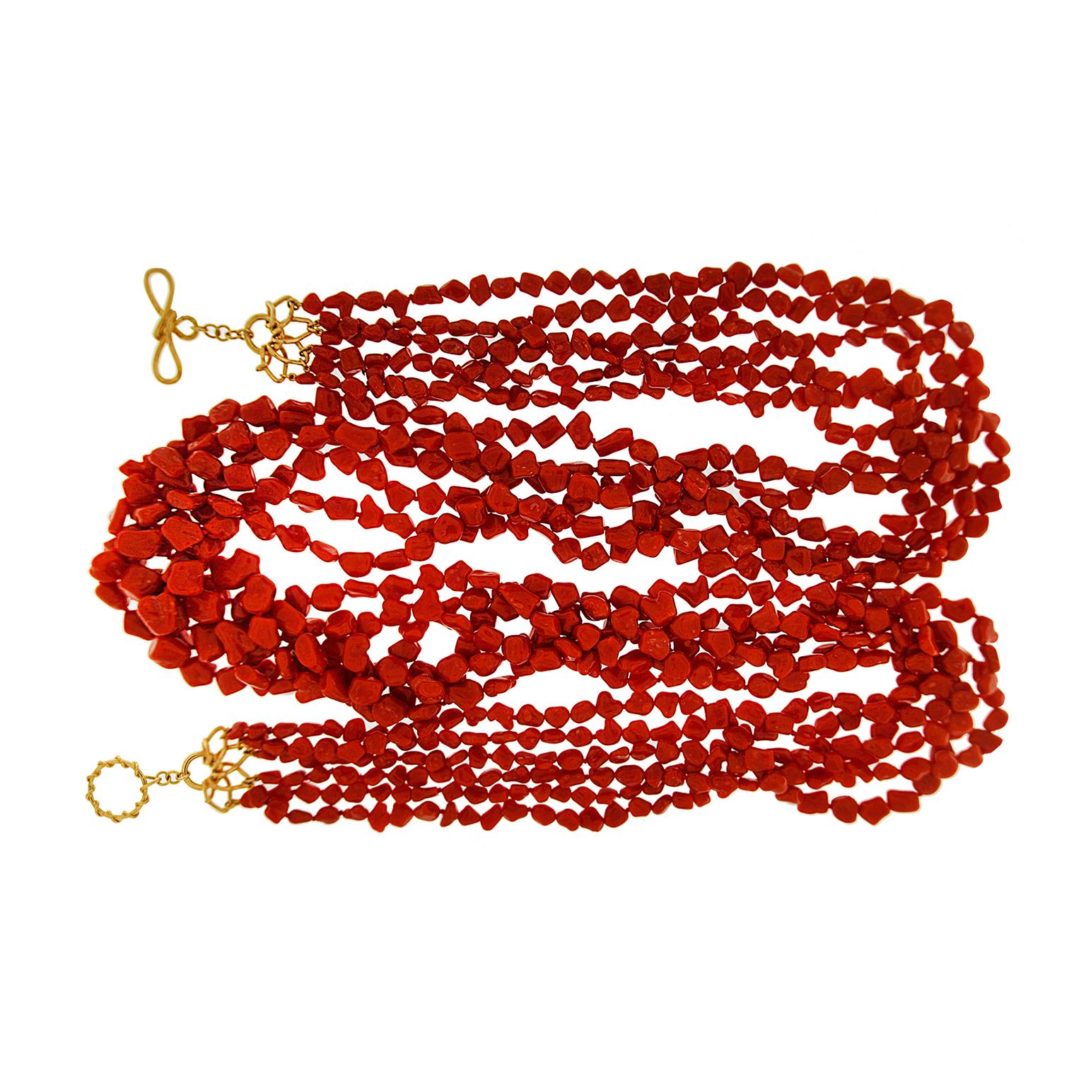 Valentin Magro Multi Strand Sardinian Red Coral Nugget Necklace bietet eine Fülle von Juwelen. Tiefrote sardische Korallen werden zu Hunderten von Perlen geschnitzt. Die nuggetförmigen Stücke reichen von winzig klein an den Enden bis zu beachtlichen