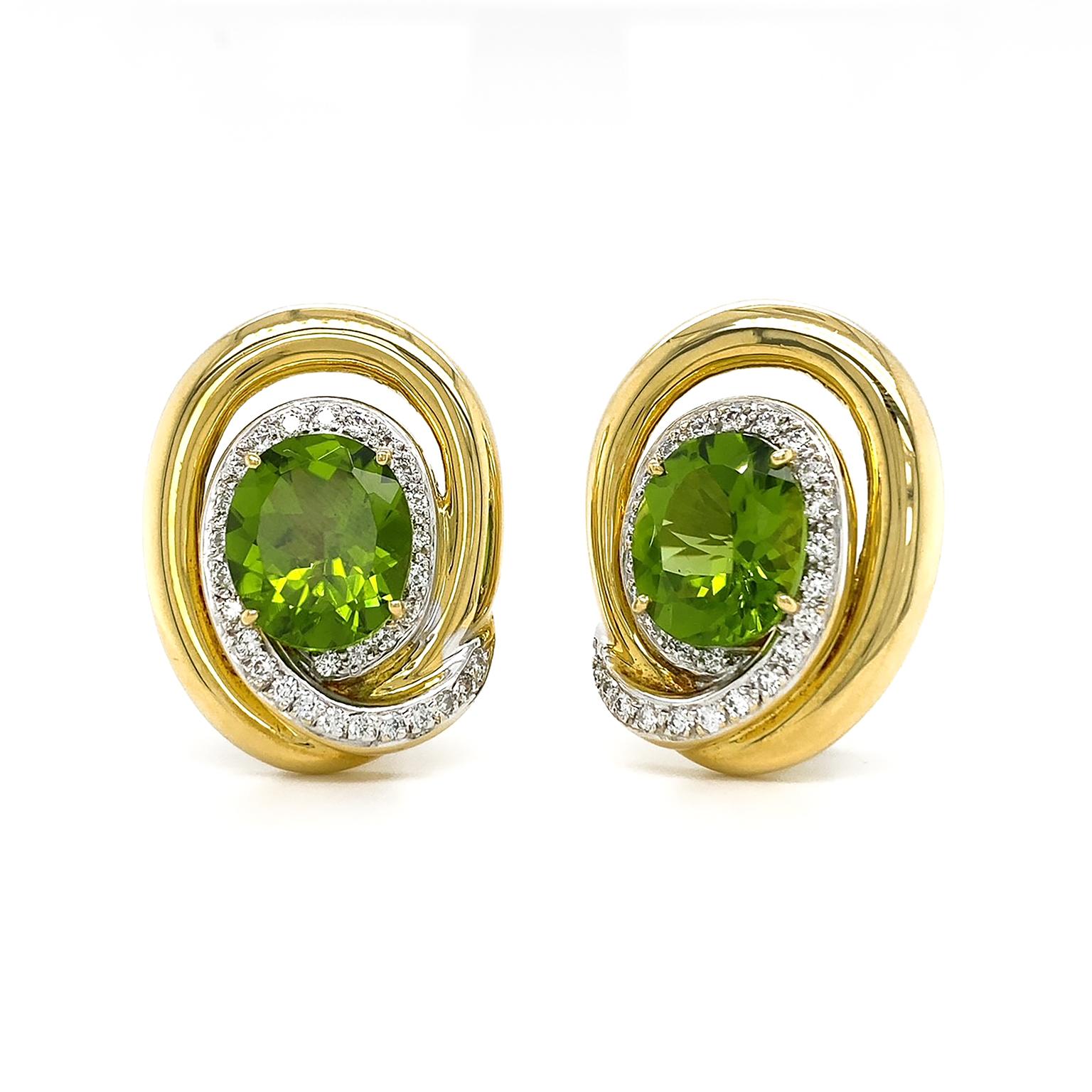 Un péridot ovale présentant sa beauté bicolore est le point culminant de ces boucles d'oreilles. Une rangée de diamants taillés en brillant entoure la pierre précieuse pour lui donner plus d'éclat, tandis qu'un fil d'or jaune 18k les recouvre tous