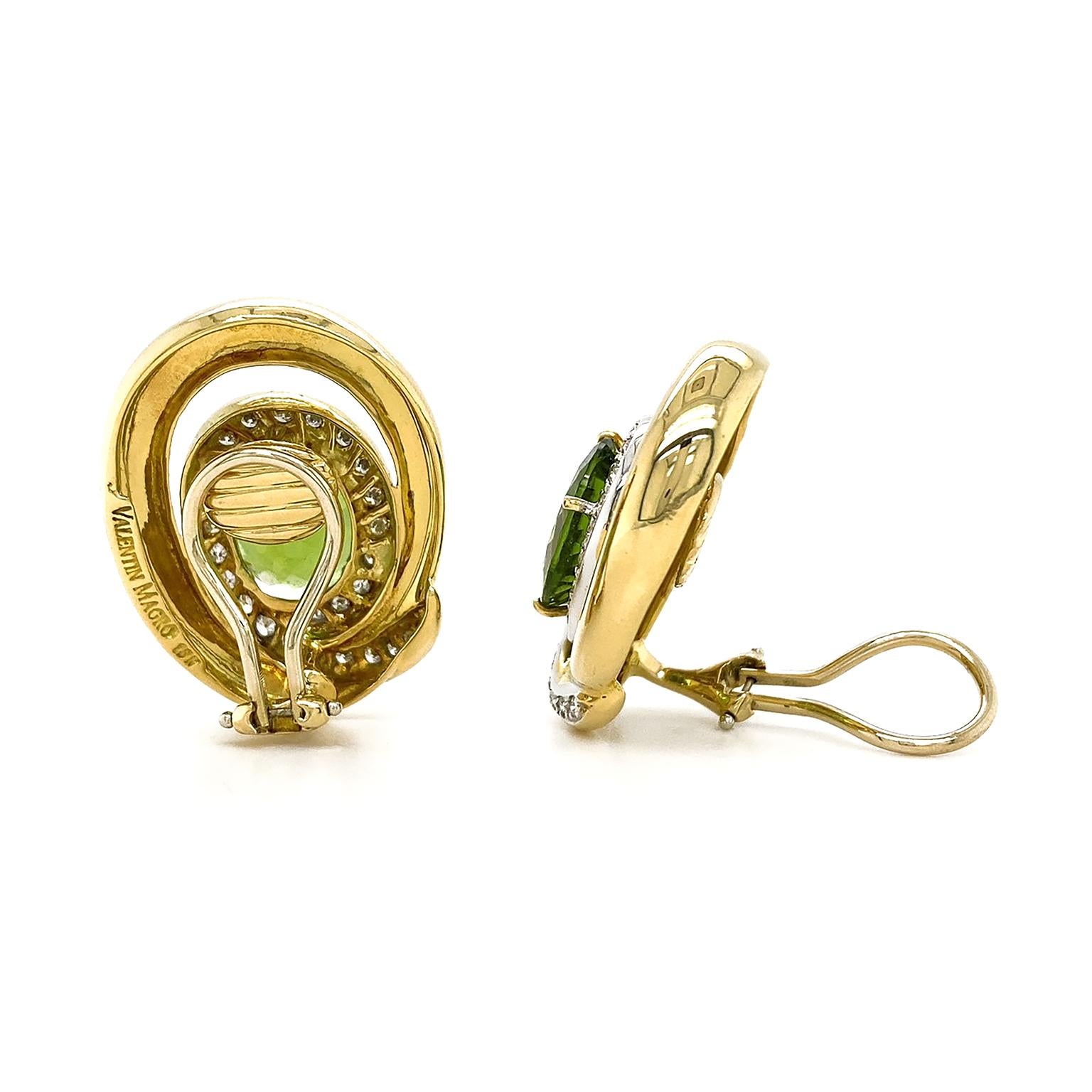 Moderne Boucles d'oreilles tourbillon en péridots ovales et diamants