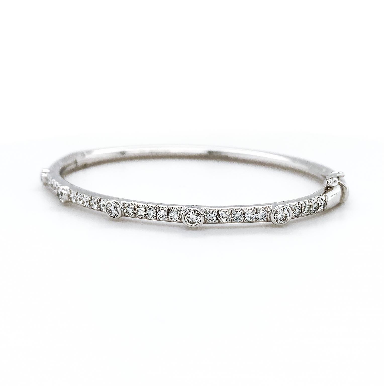 Taille ronde Bracelet jonc en or blanc 18 carats pavé de diamants en vente