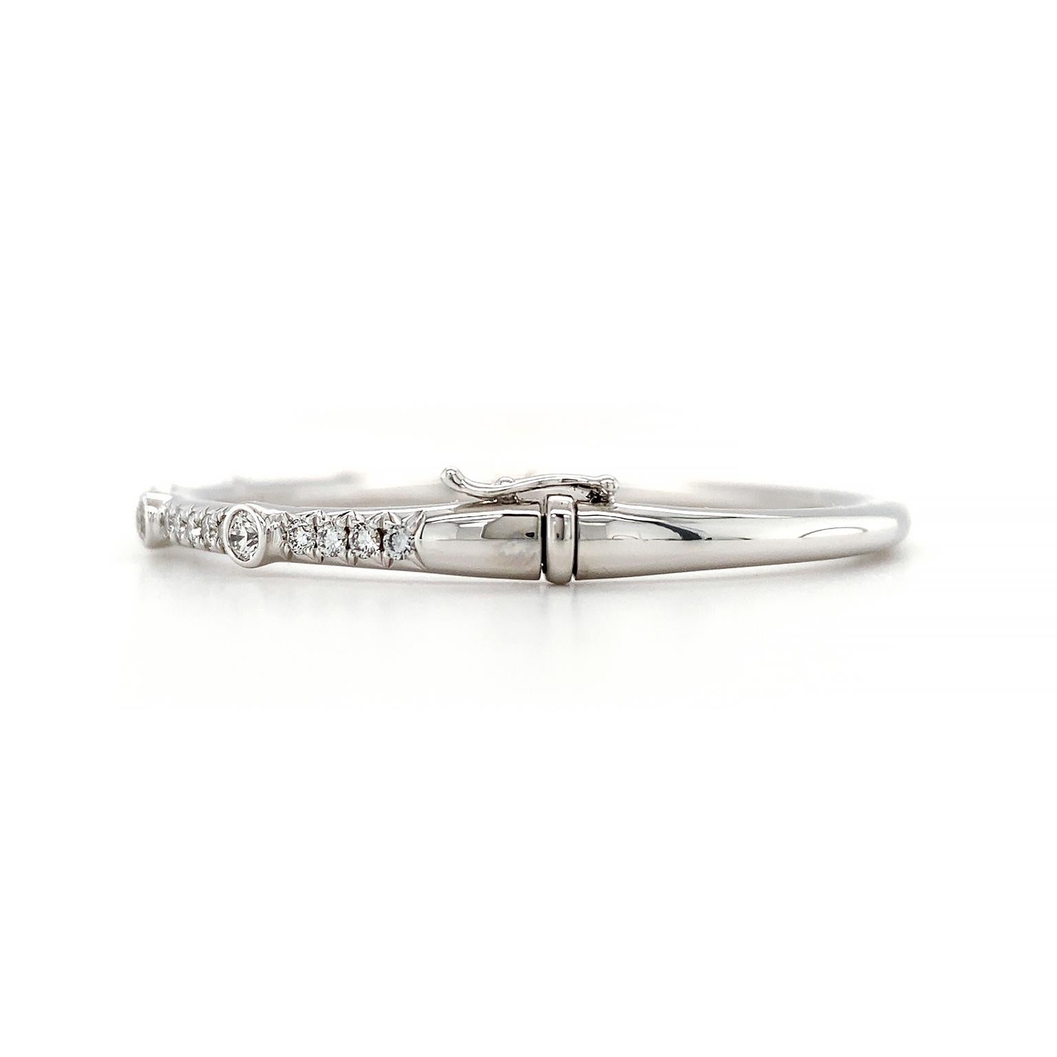 Bracelet jonc en or blanc 18 carats pavé de diamants Neuf - En vente à New York, NY