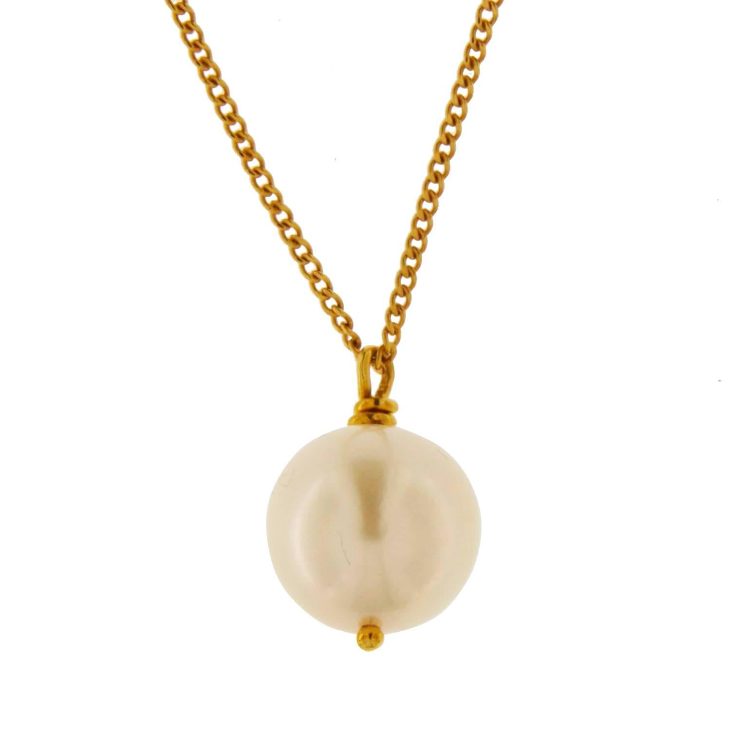 This Valentin Magro Necklace features a smooth 9mm fresh water pearl hanging from a 17 inch long chain.  Finished in 18kt yellow gold.