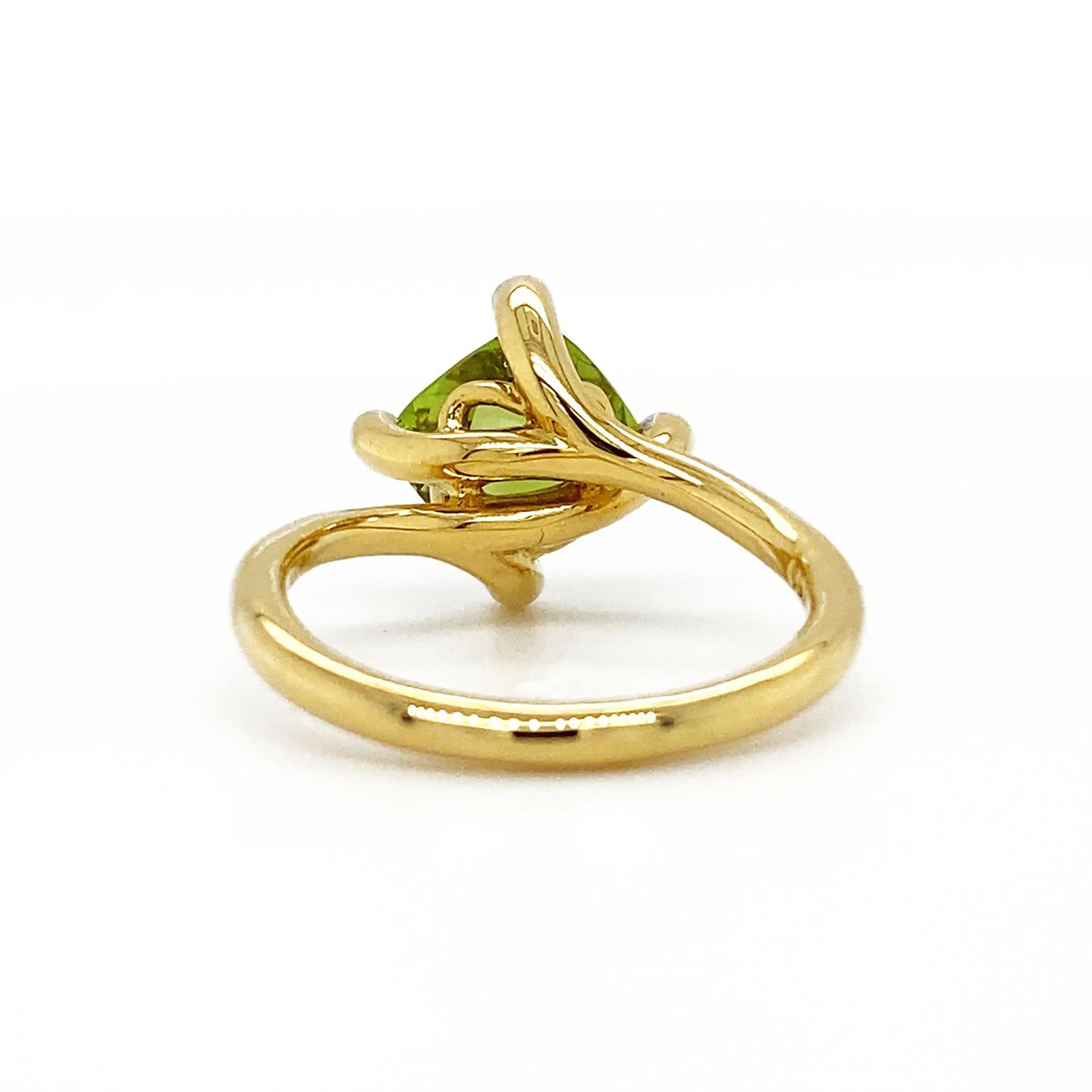 Cushion Peridot and Diamonds 18K Yellow Gold Ring In New Condition For Sale In New York, NY