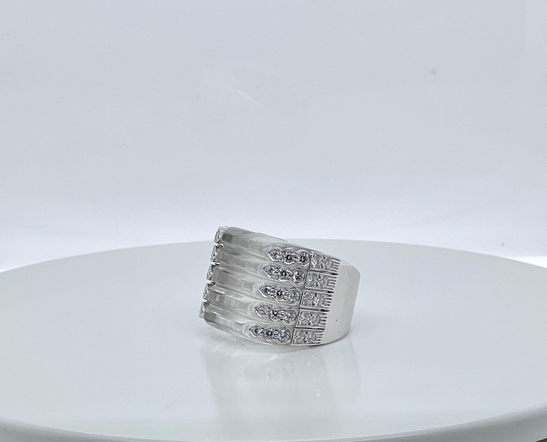 Anello pesante con diamante massiccio e cristallo di rocca di Valentin Magro

Questo sorprendente anello vintage con diamante e cristallo, caratterizzato da cinque file scultoree di diamanti, ha un design audace. Perfetto per i collezionisti e gli