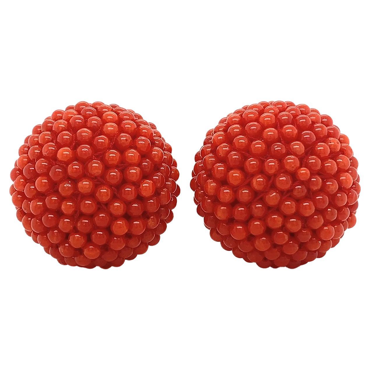 Boucles d'oreilles à clip en or jaune 18 carats "Ball and Ball" de corail rouge en vente