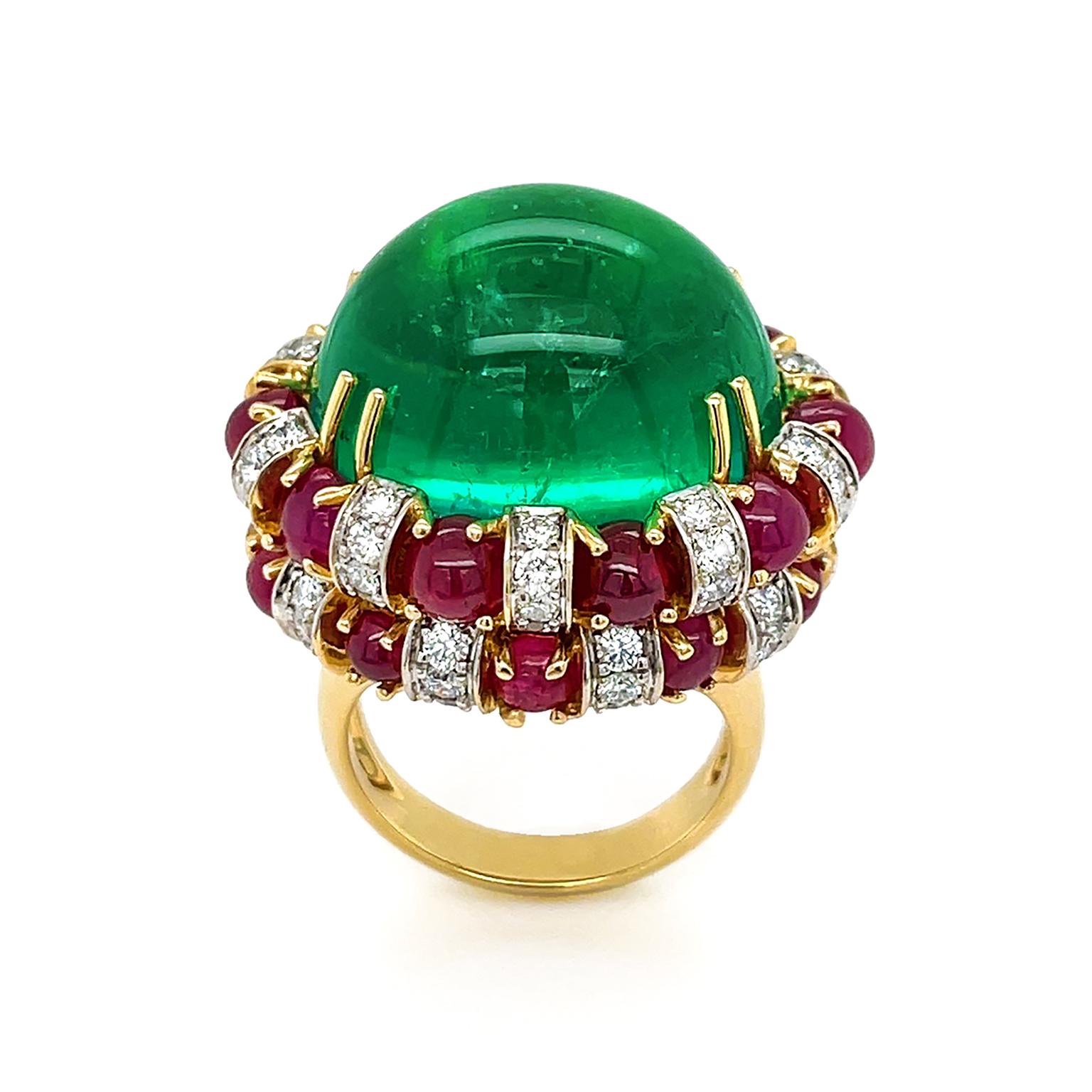 Kolumbianischer Cabochon-Ring aus 18 Karat Gelbgold mit Smaragd, Rubin und Diamant im Zustand „Neu“ im Angebot in New York, NY