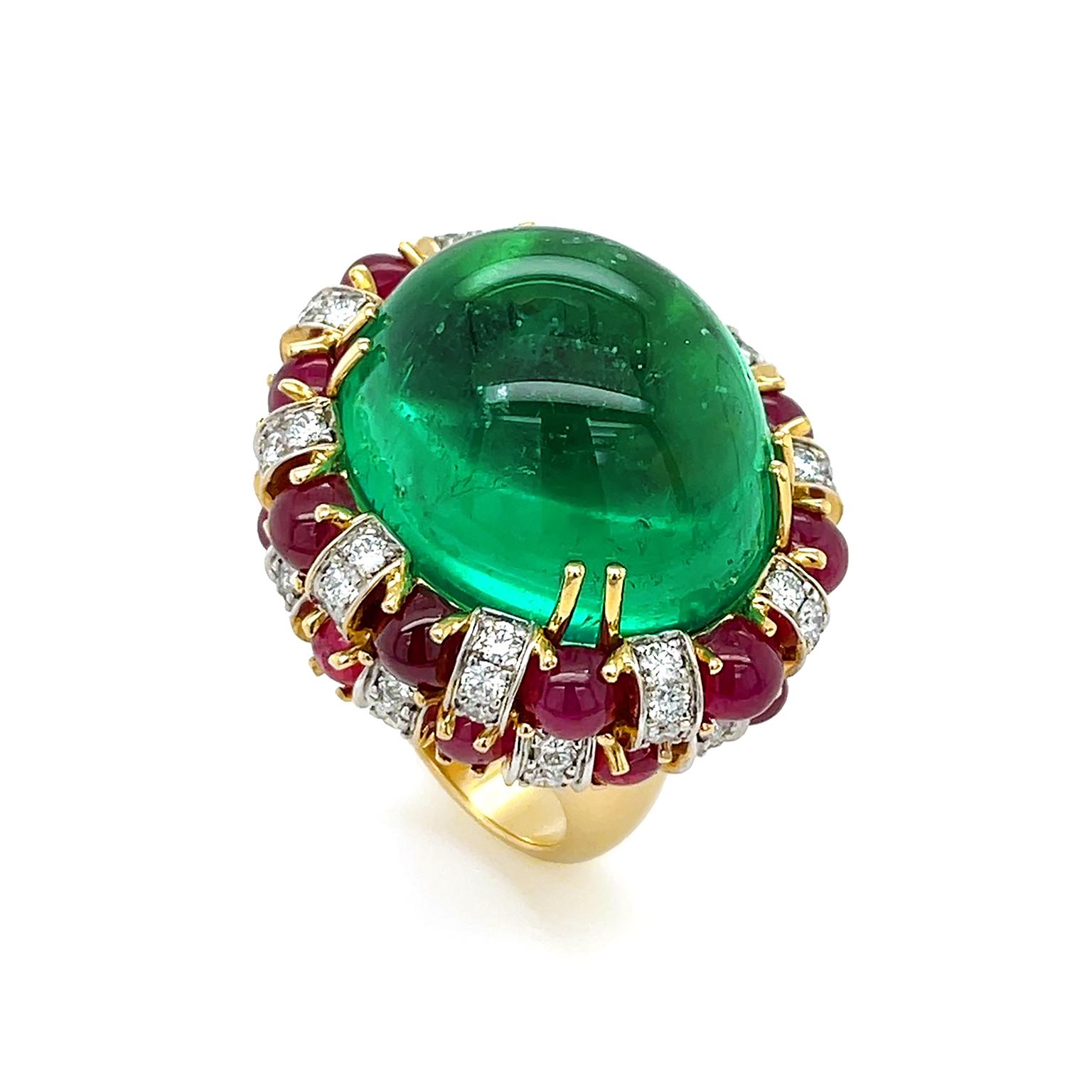 Kolumbianischer Cabochon-Ring aus 18 Karat Gelbgold mit Smaragd, Rubin und Diamant für Damen oder Herren im Angebot