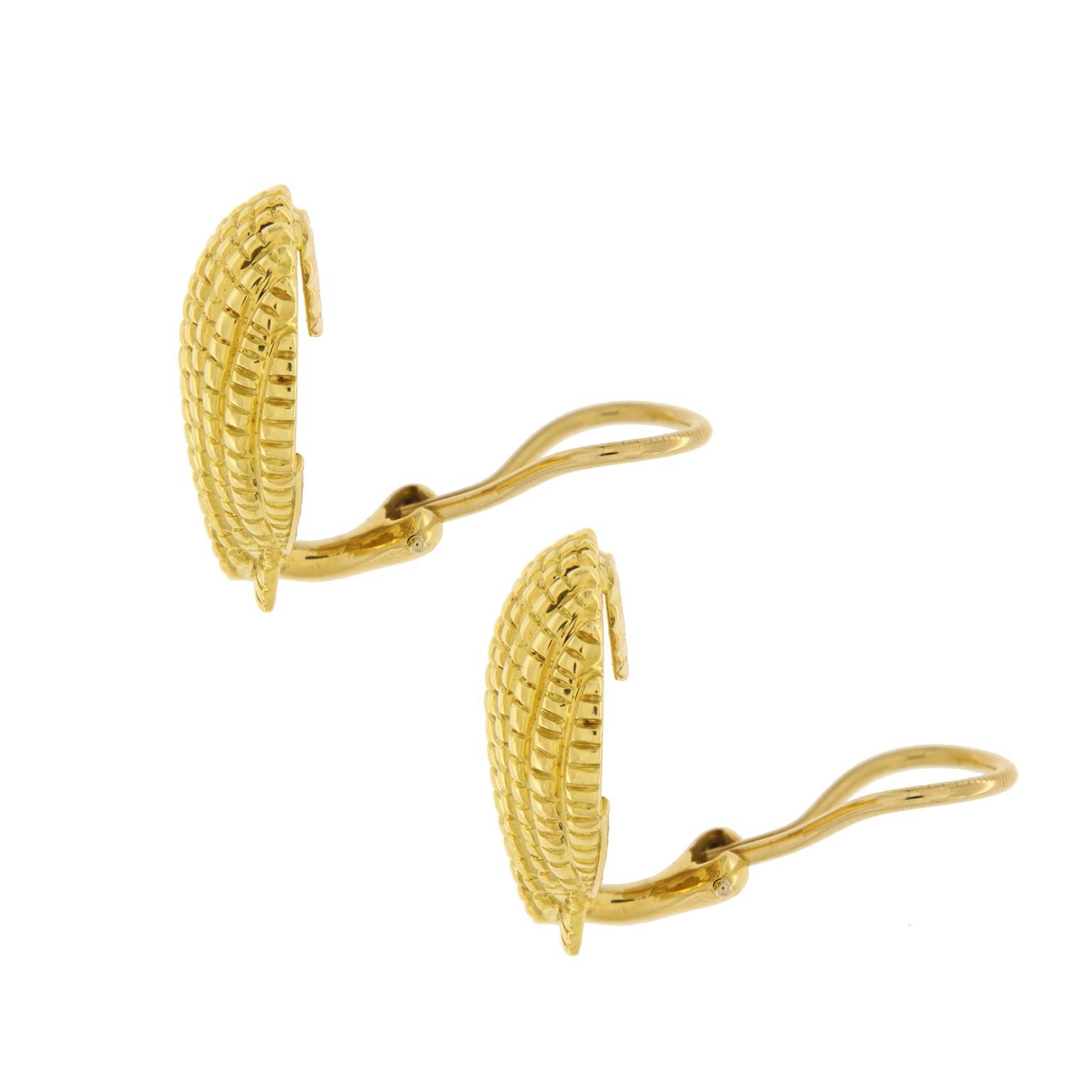 18K Yellow Gold Scallop Shell Earrings In New Condition For Sale In New York, NY