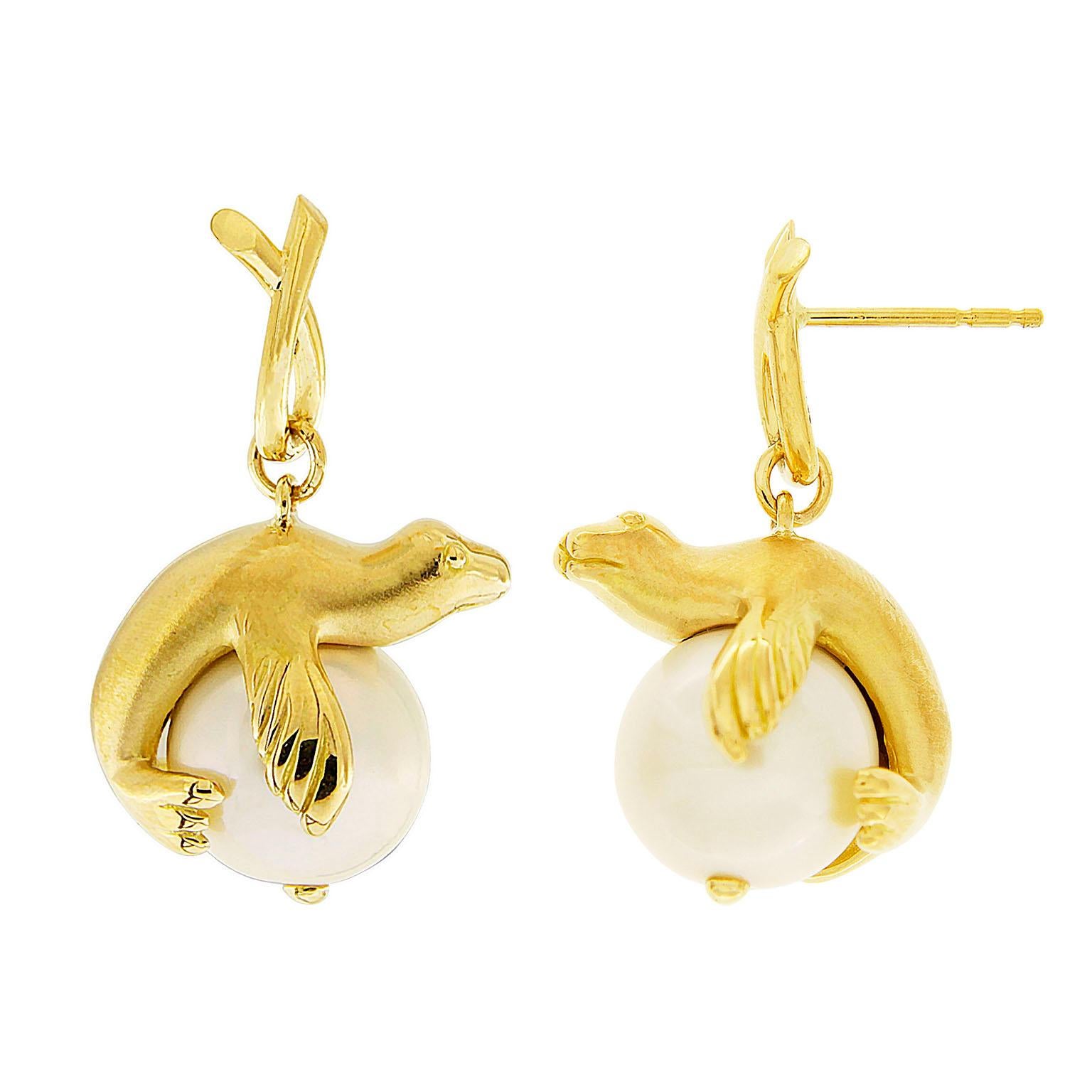 18K Yellow Gold Sea Lion Sitting on South Sea Pearl Earrings In New Condition For Sale In New York, NY